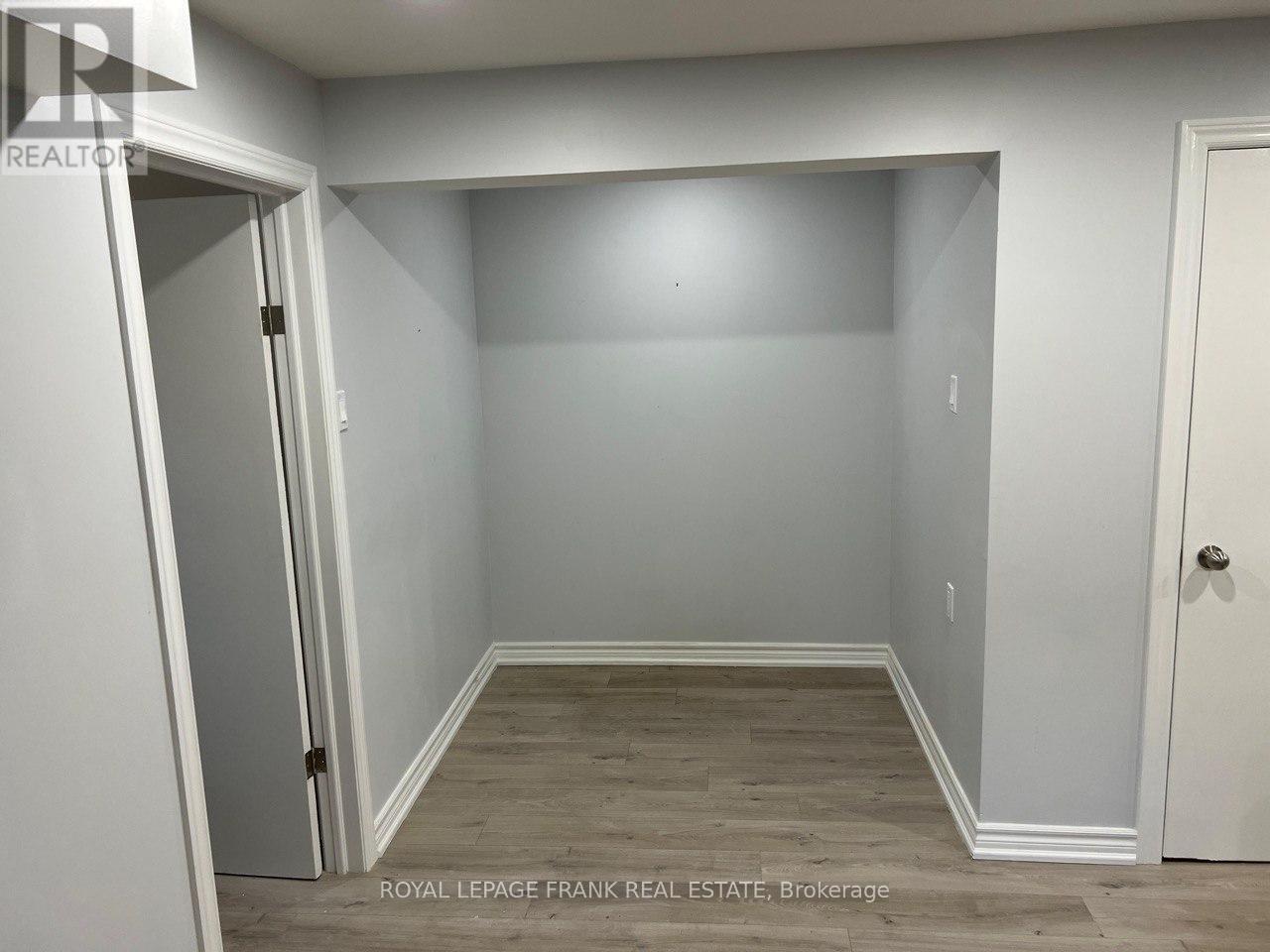 












BSMT - 754 TENNYSON AVENUE

,
Oshawa (Donevan),




Ontario
L1H3K6

