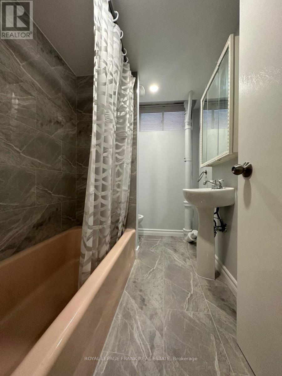 












BSMT - 754 TENNYSON AVENUE

,
Oshawa (Donevan),




Ontario
L1H3K6

