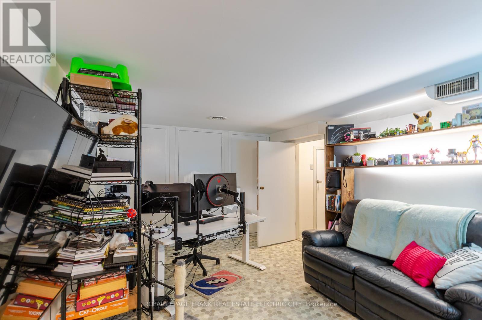 












1307 MONAGHAN ROAD

,
Peterborough (Monaghan Ward 2),




Ontario
K9J5L9

