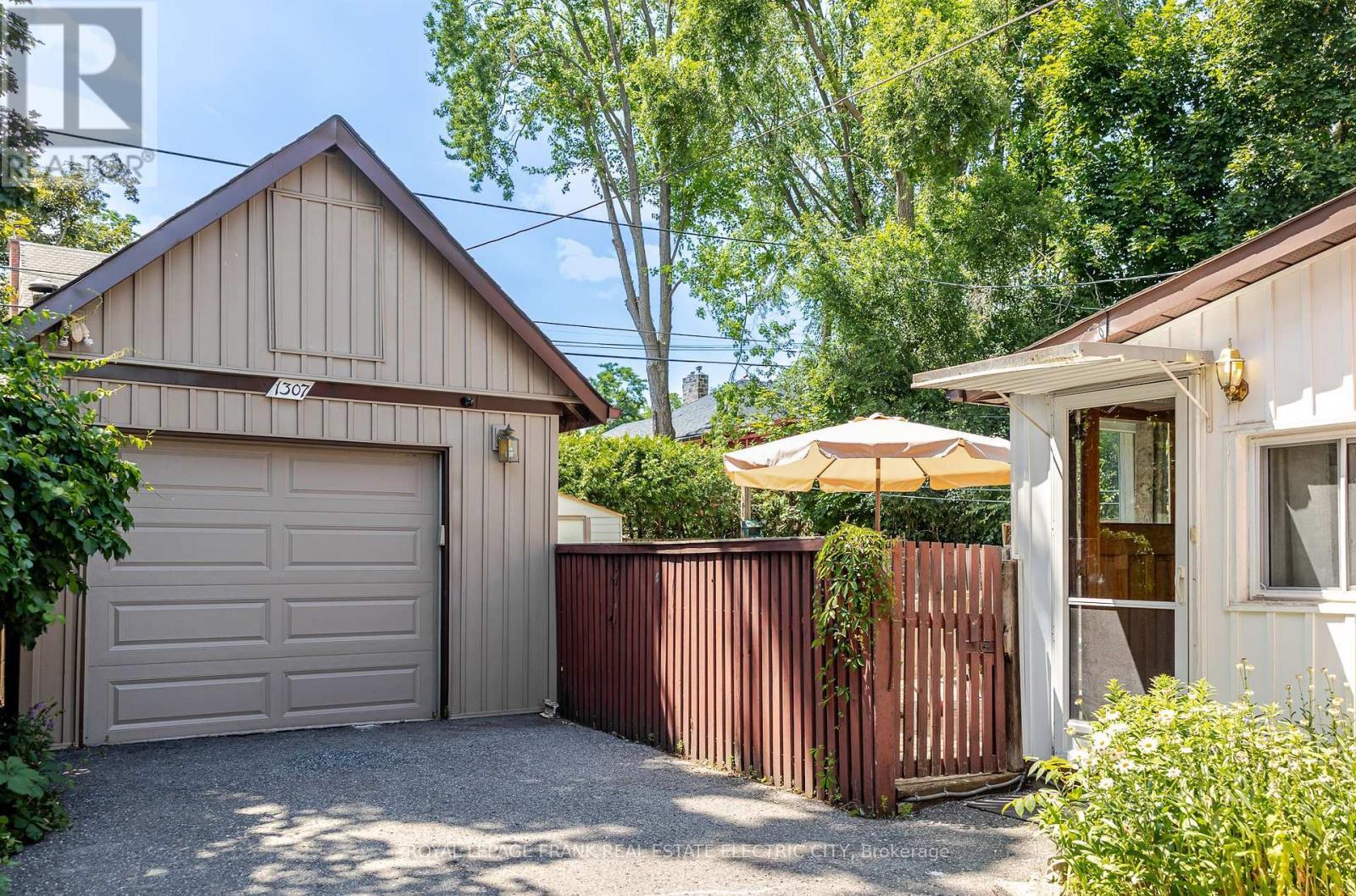 












1307 MONAGHAN ROAD

,
Peterborough (Monaghan Ward 2),




Ontario
K9J5L9


