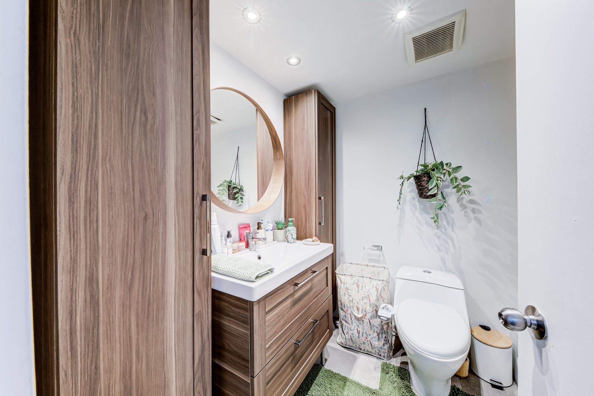 









1077


Rue St-Mathieu

, 560,
Montréal (Ville-Marie),




QC
H3H2S3

