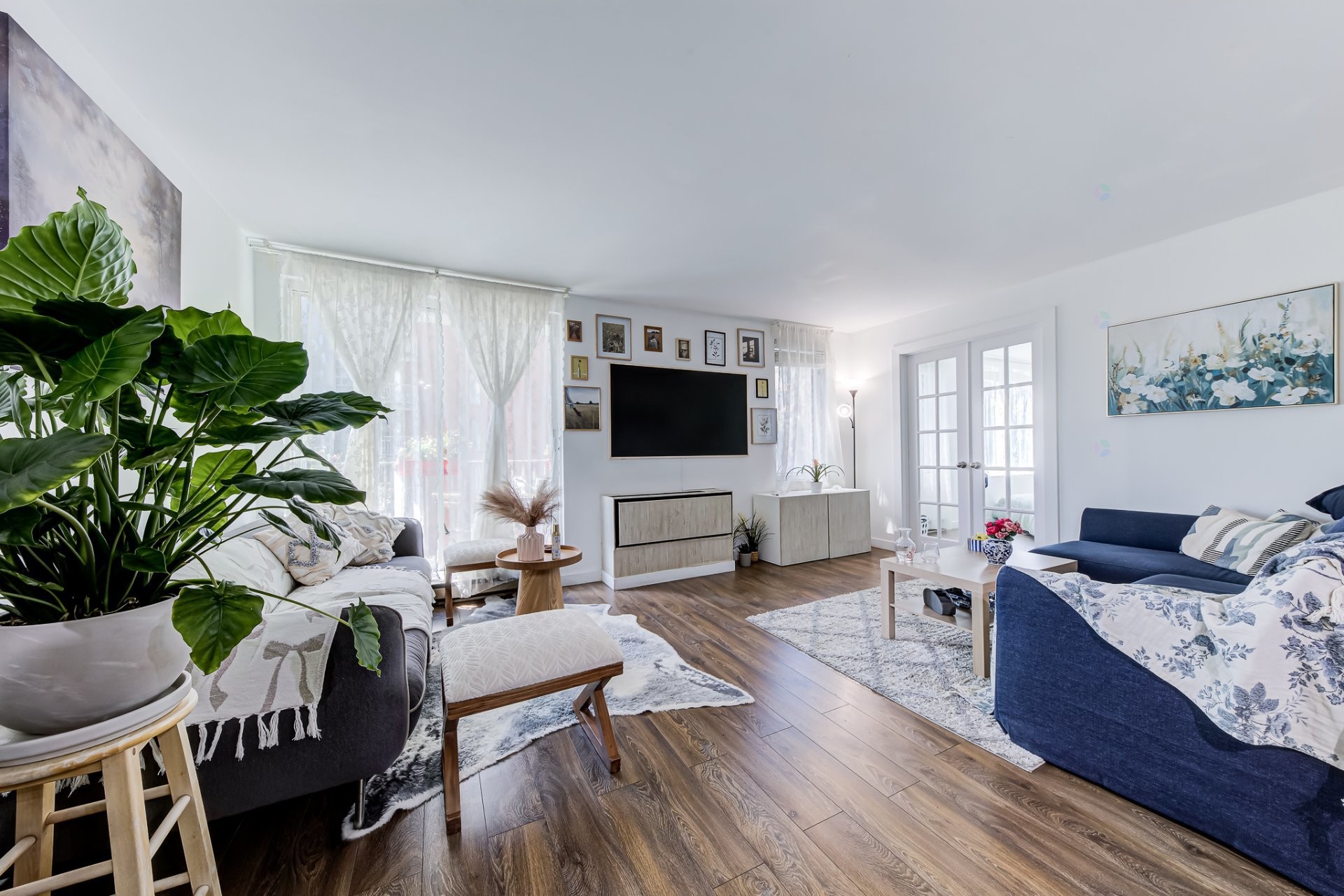 









1077


Rue St-Mathieu

, 560,
Montréal (Ville-Marie),




QC
H3H2S3

