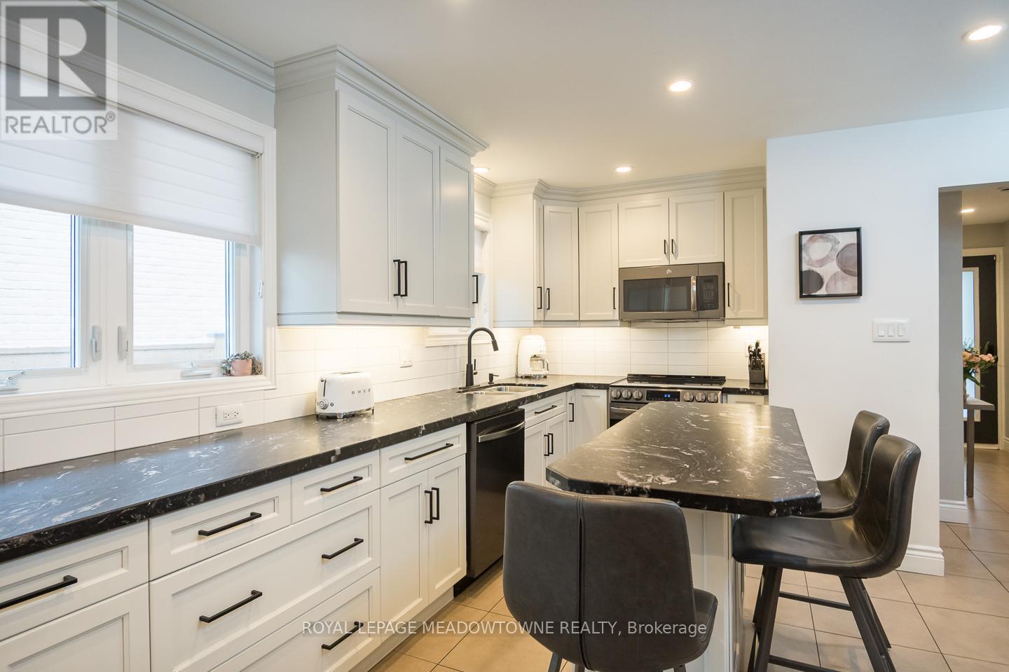 












613 FOSTER COURT

,
Milton,




Ontario
L9T4P1

