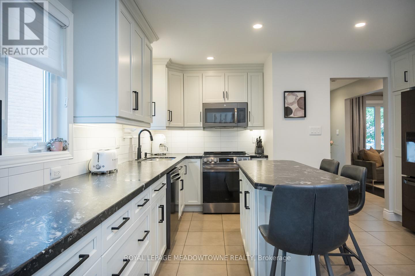 












613 FOSTER COURT

,
Milton,




Ontario
L9T4P1

