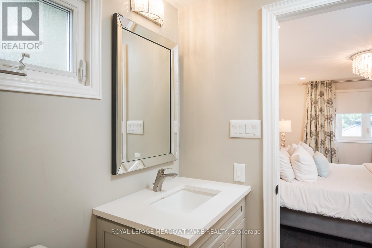 












613 FOSTER COURT

,
Milton,




Ontario
L9T4P1

