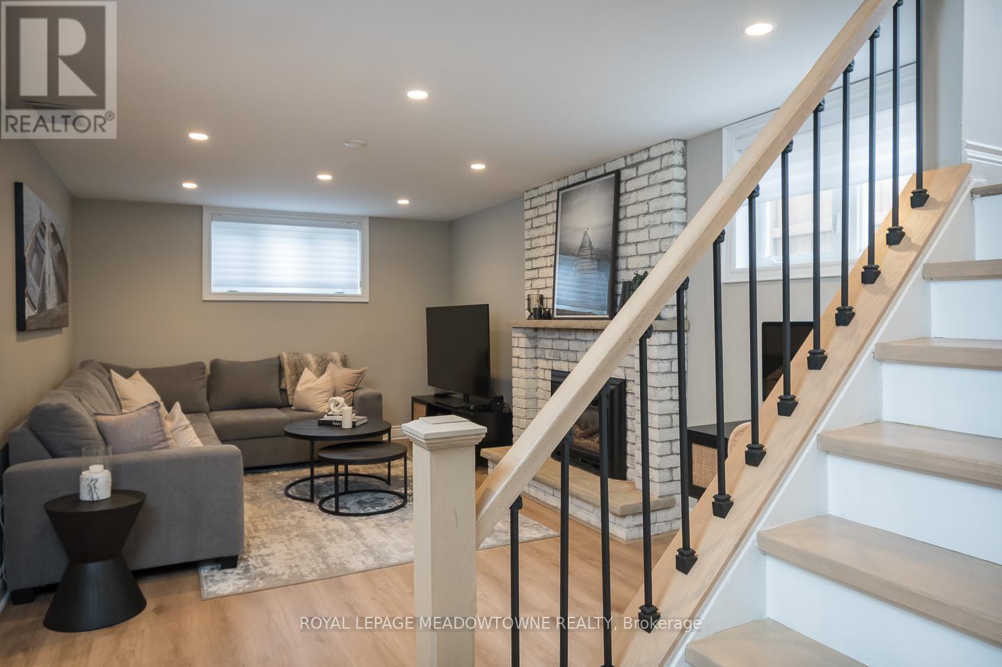 












613 FOSTER COURT

,
Milton,




Ontario
L9T4P1

