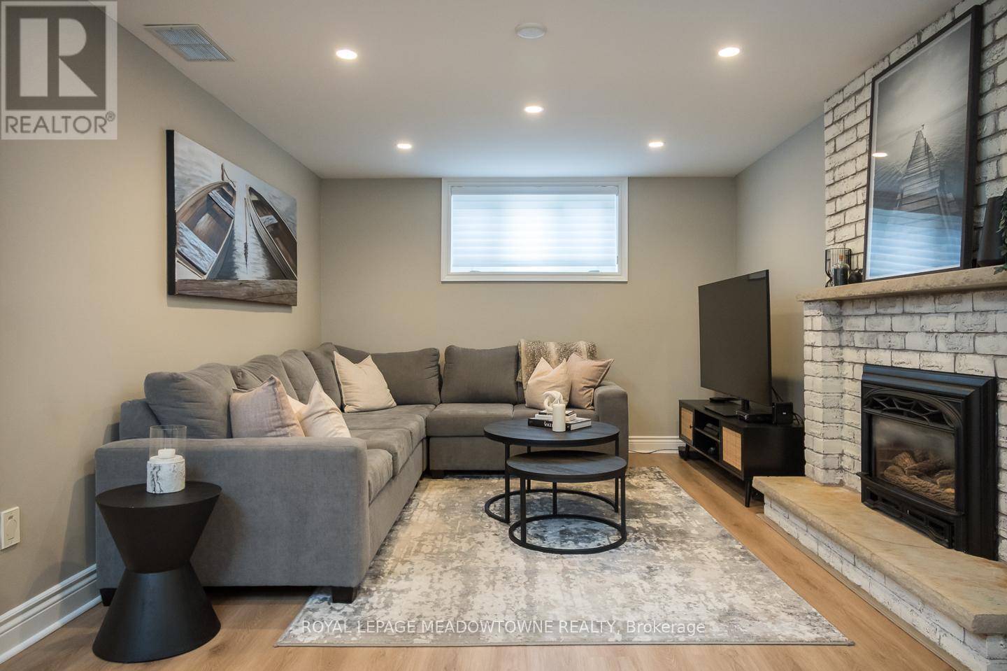












613 FOSTER COURT

,
Milton,




Ontario
L9T4P1

