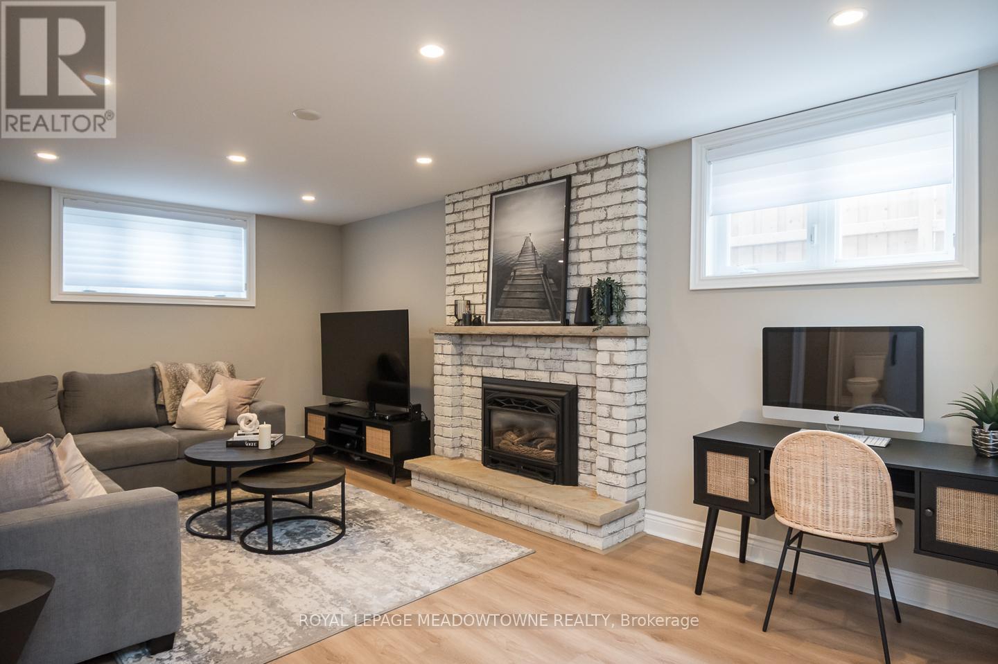 












613 FOSTER COURT

,
Milton,




Ontario
L9T4P1

