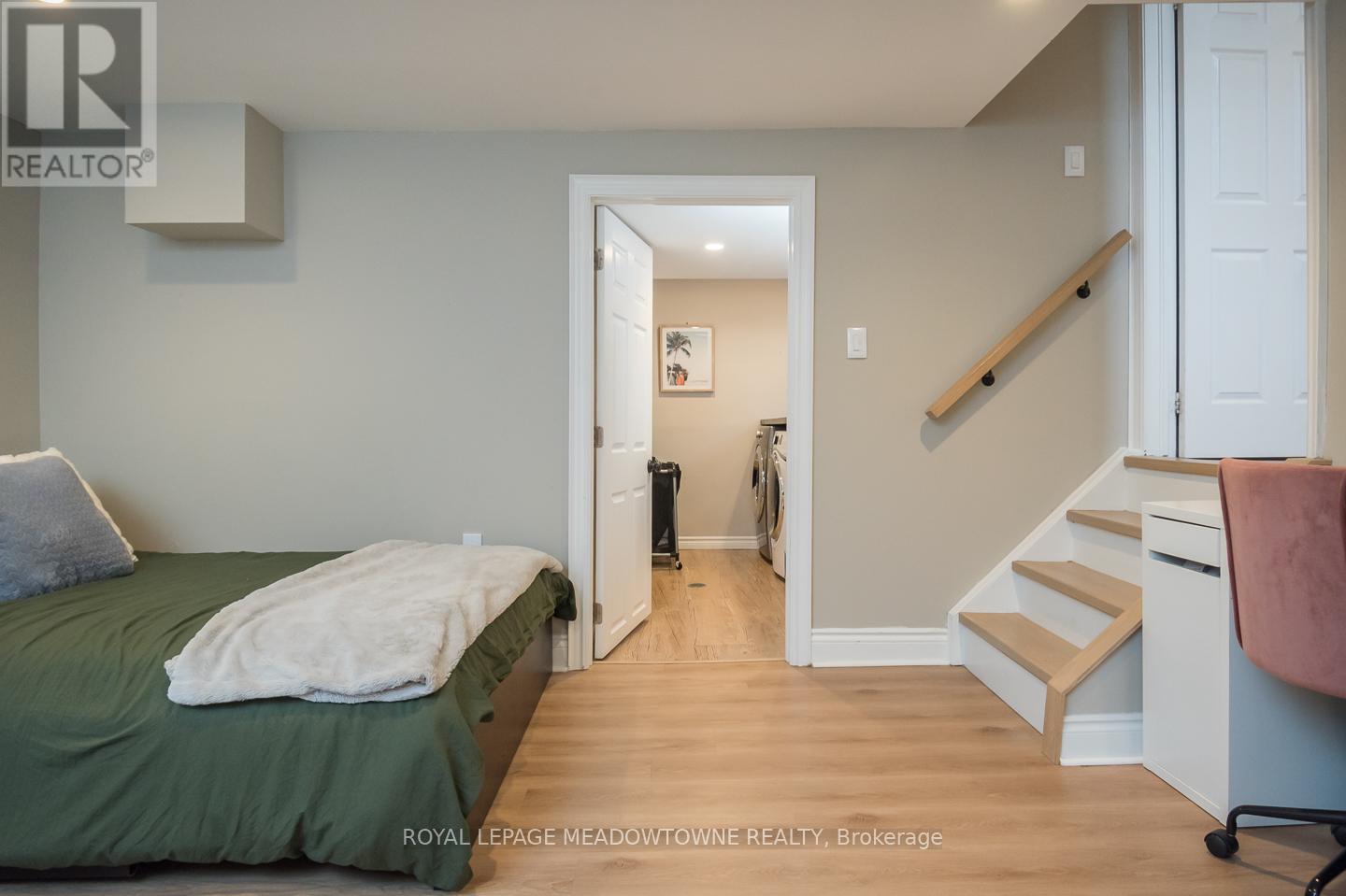 












613 FOSTER COURT

,
Milton,




Ontario
L9T4P1

