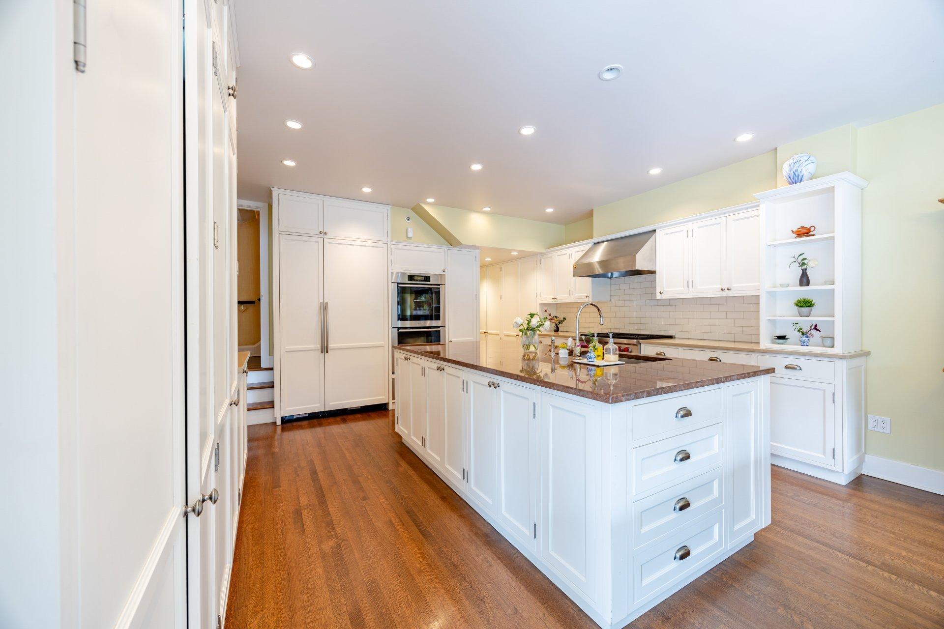 









3458


Av. Holton

,
Montréal (Ville-Marie),




QC
H3Y2G5

