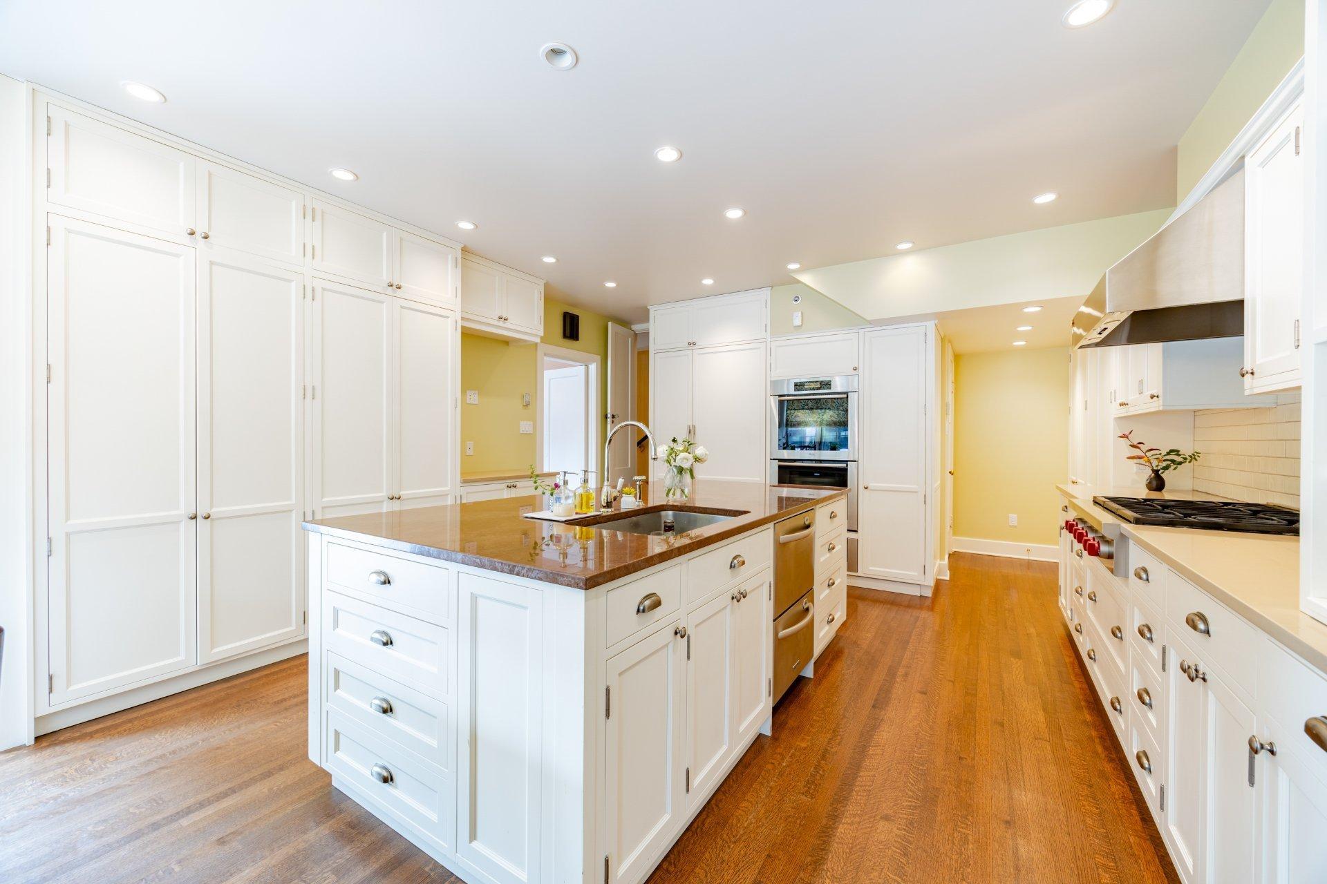 









3458


Av. Holton

,
Montréal (Ville-Marie),




QC
H3Y2G5

