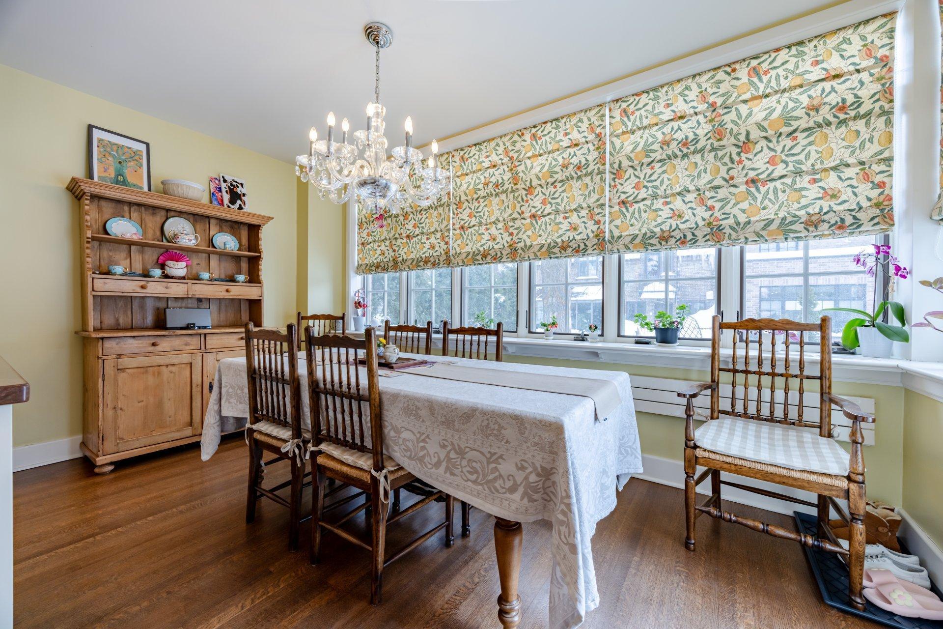 









3458


Av. Holton

,
Montréal (Ville-Marie),




QC
H3Y2G5

