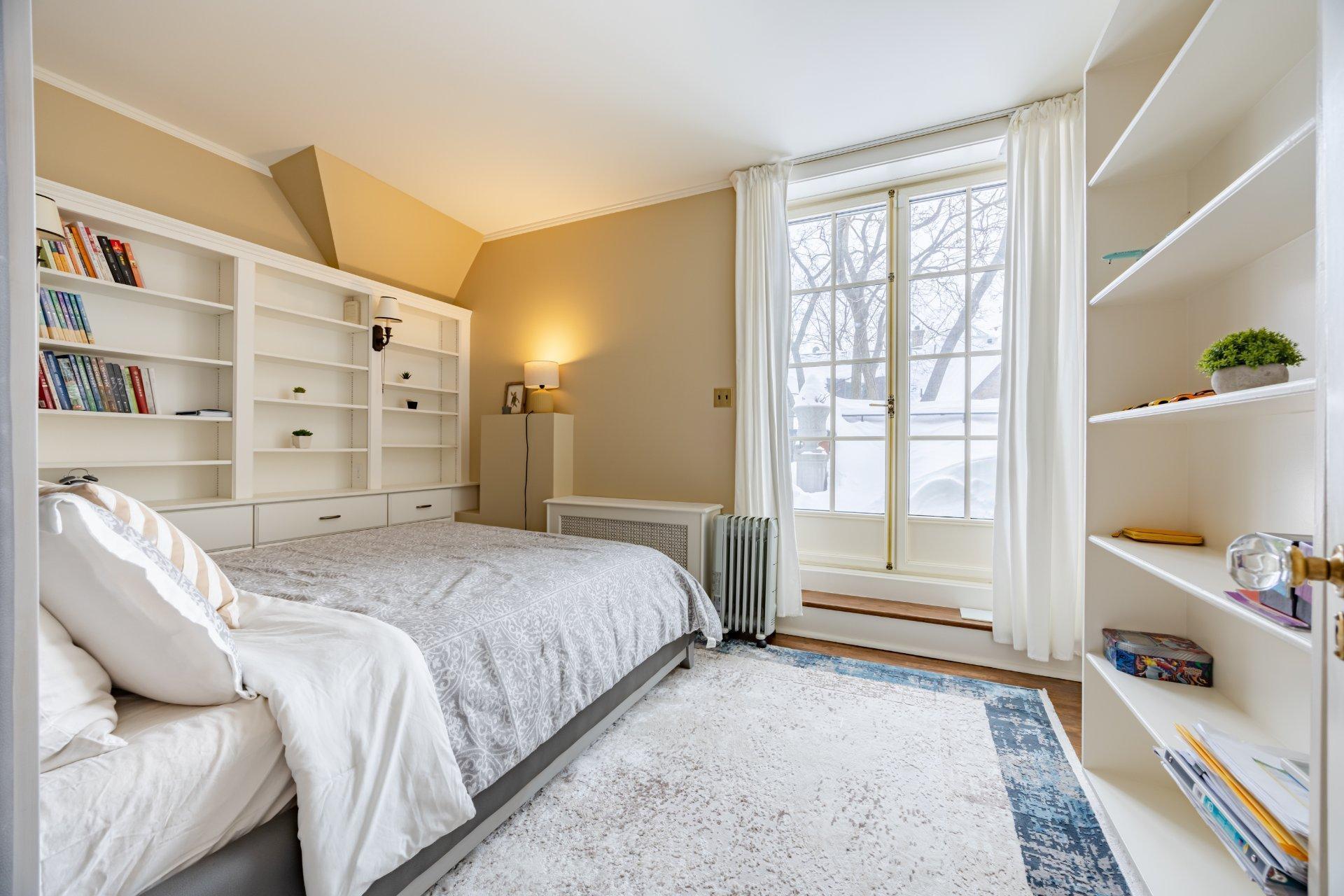 









3458


Av. Holton

,
Montréal (Ville-Marie),




QC
H3Y2G5

