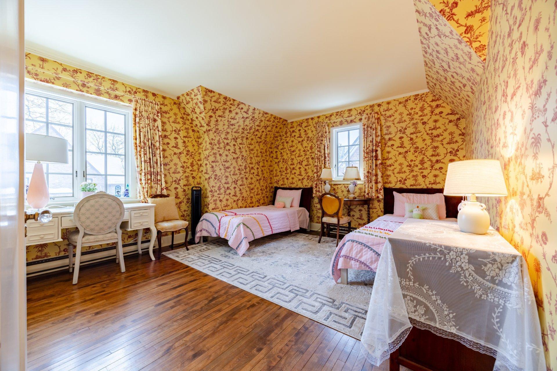 









3458


Av. Holton

,
Montréal (Ville-Marie),




QC
H3Y2G5

