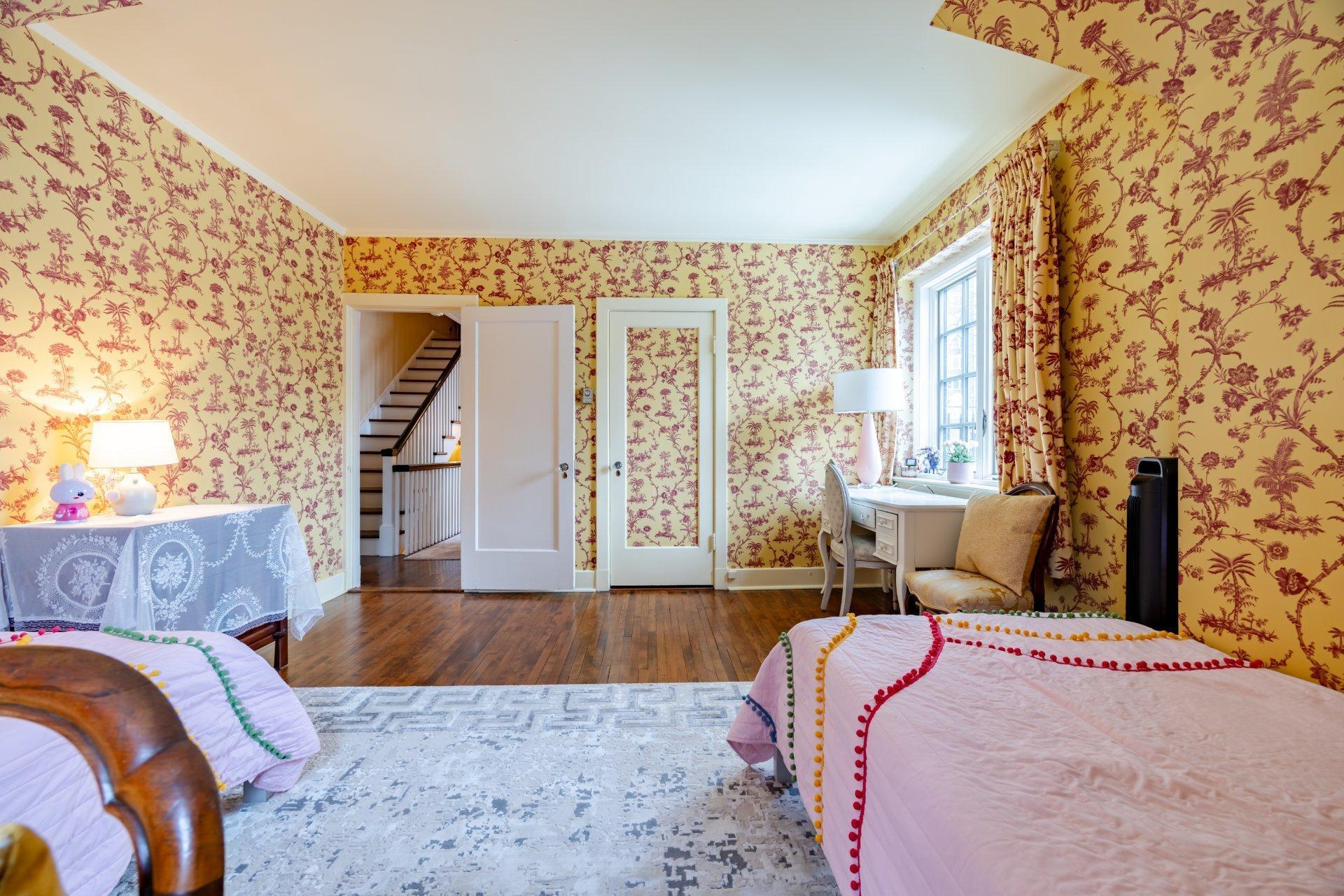 









3458


Av. Holton

,
Montréal (Ville-Marie),




QC
H3Y2G5

