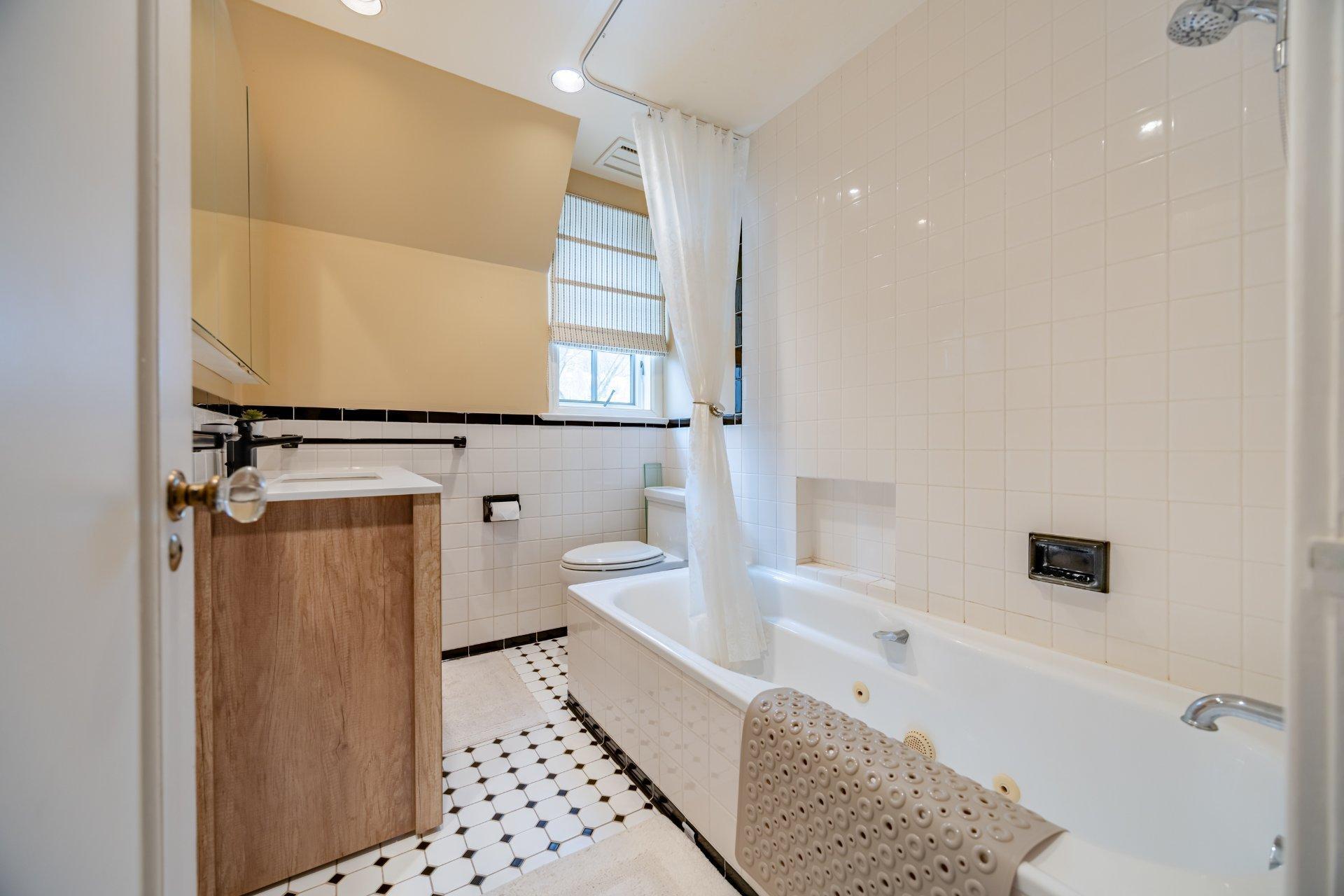 









3458


Av. Holton

,
Montréal (Ville-Marie),




QC
H3Y2G5

