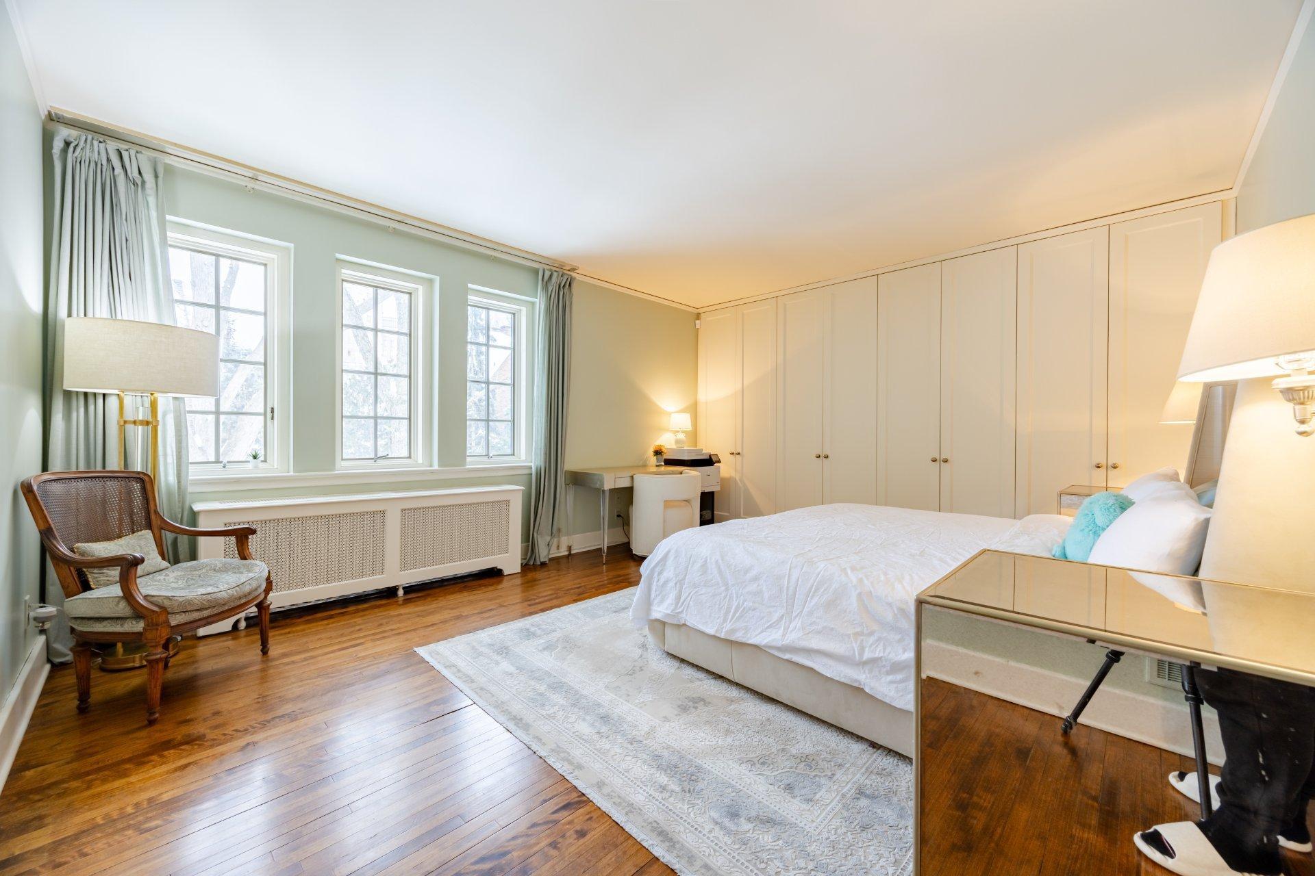 









3458


Av. Holton

,
Montréal (Ville-Marie),




QC
H3Y2G5

