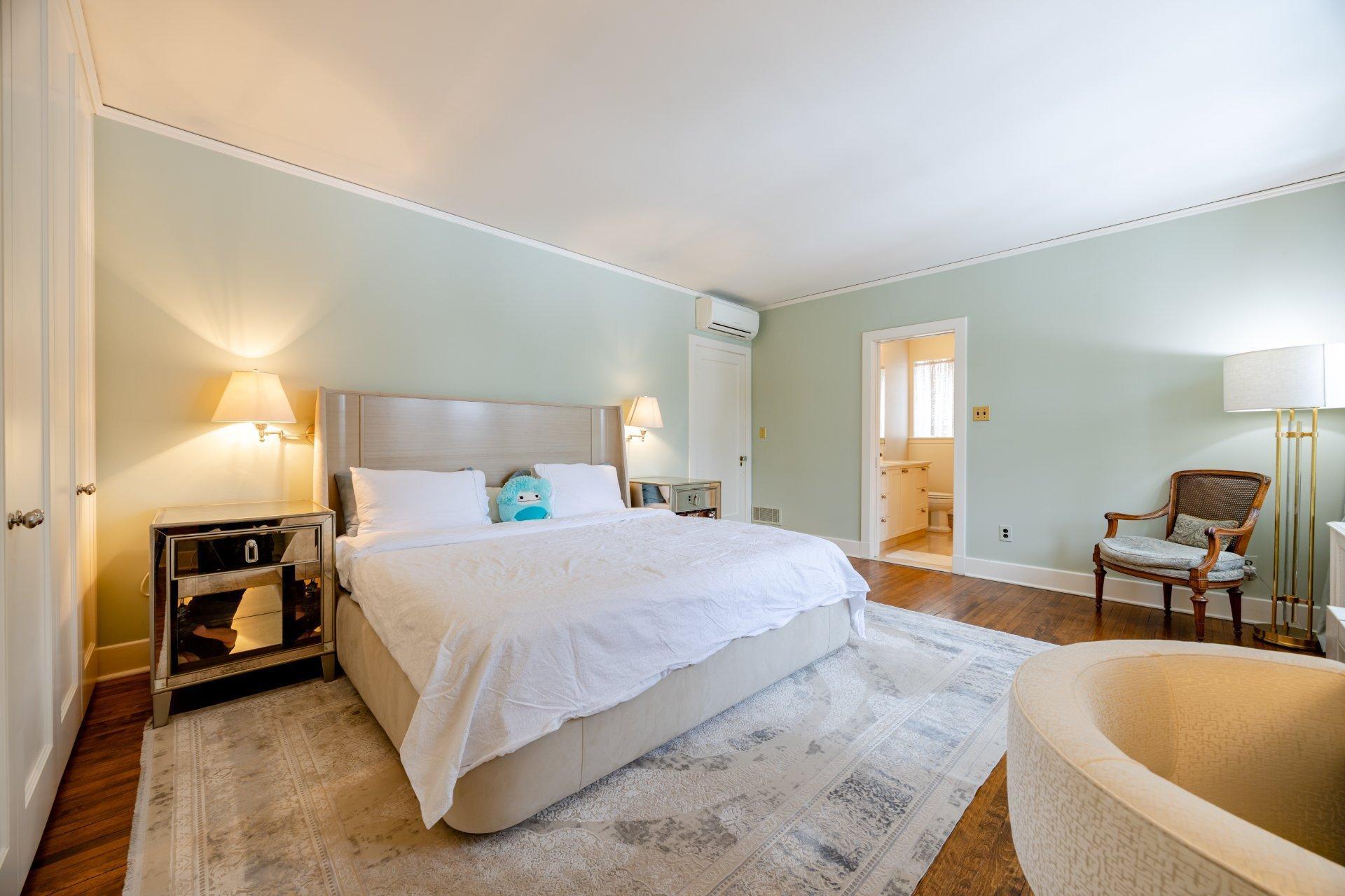 









3458


Av. Holton

,
Montréal (Ville-Marie),




QC
H3Y2G5

