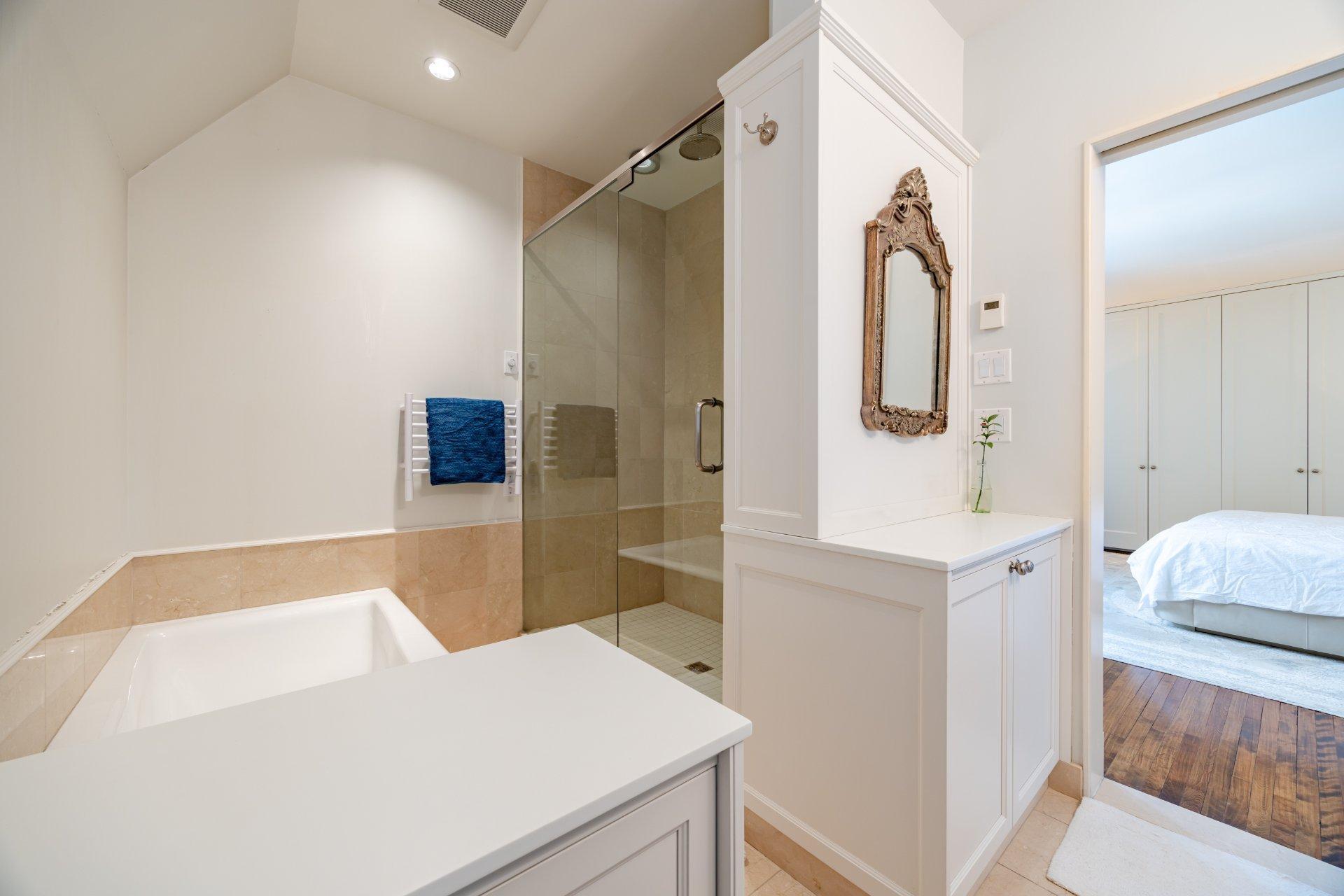 









3458


Av. Holton

,
Montréal (Ville-Marie),




QC
H3Y2G5

