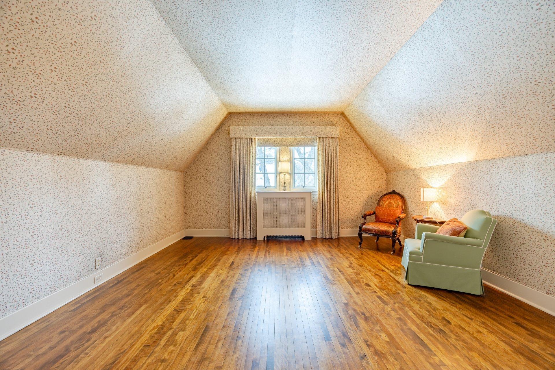 









3458


Av. Holton

,
Montréal (Ville-Marie),




QC
H3Y2G5

