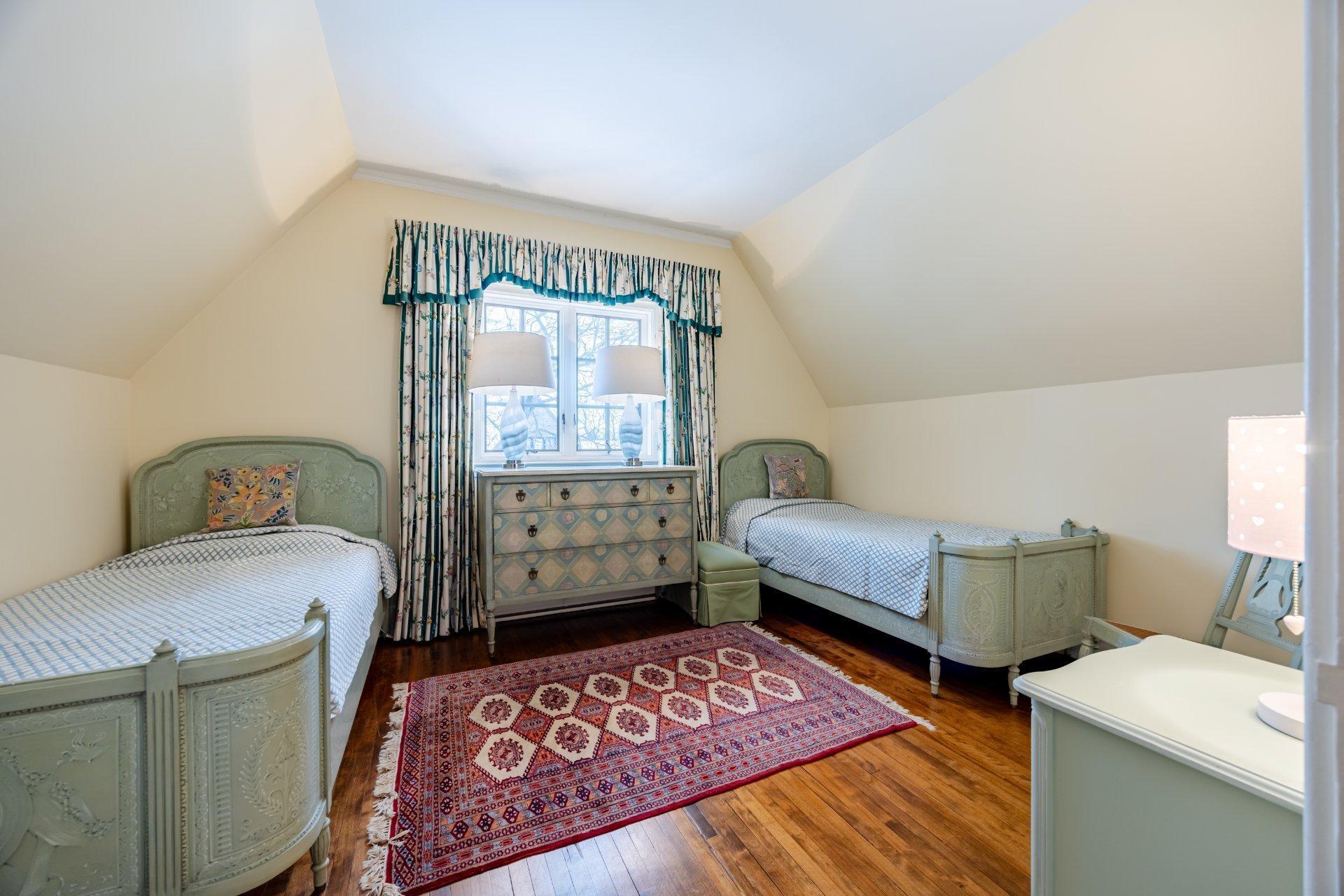 









3458


Av. Holton

,
Montréal (Ville-Marie),




QC
H3Y2G5

