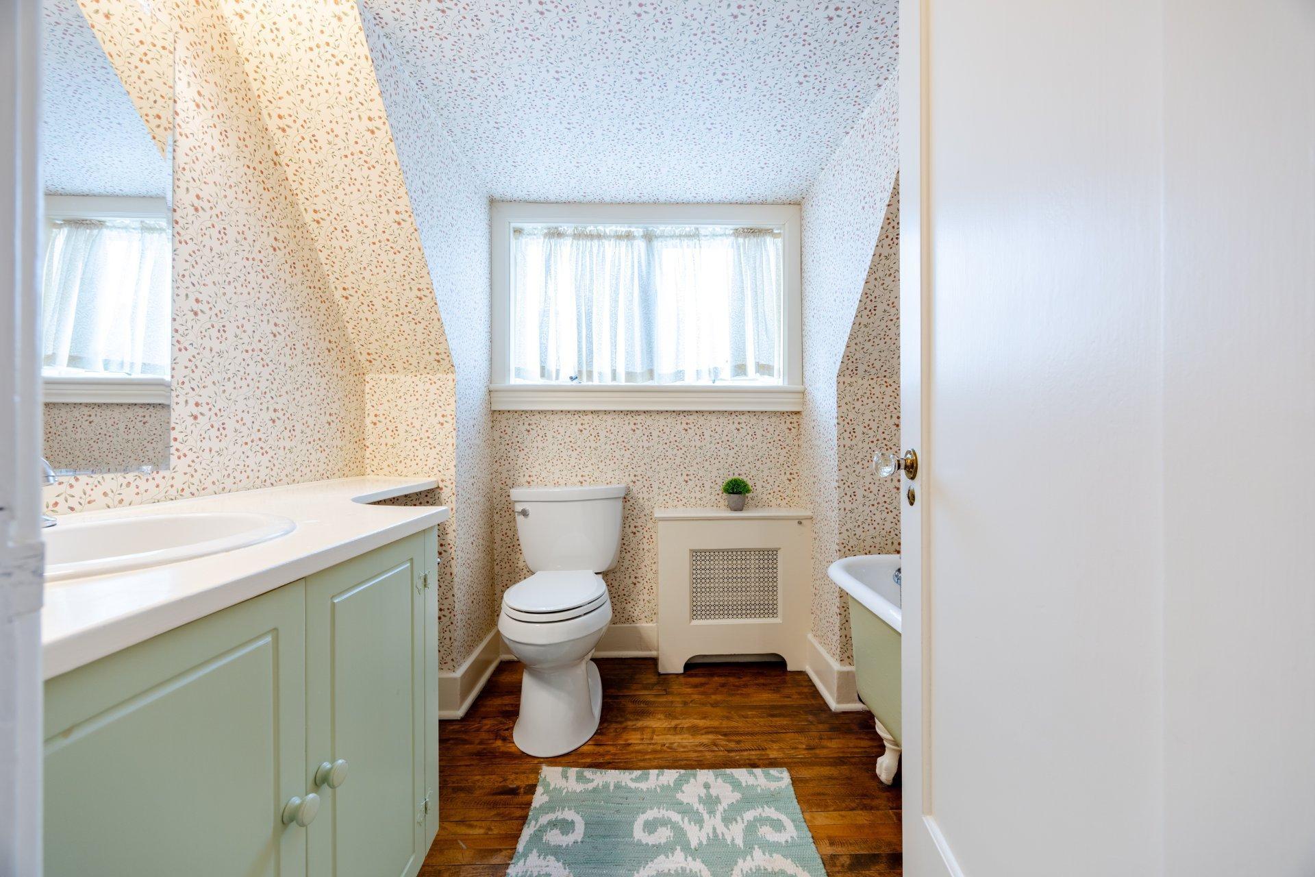 









3458


Av. Holton

,
Montréal (Ville-Marie),




QC
H3Y2G5


