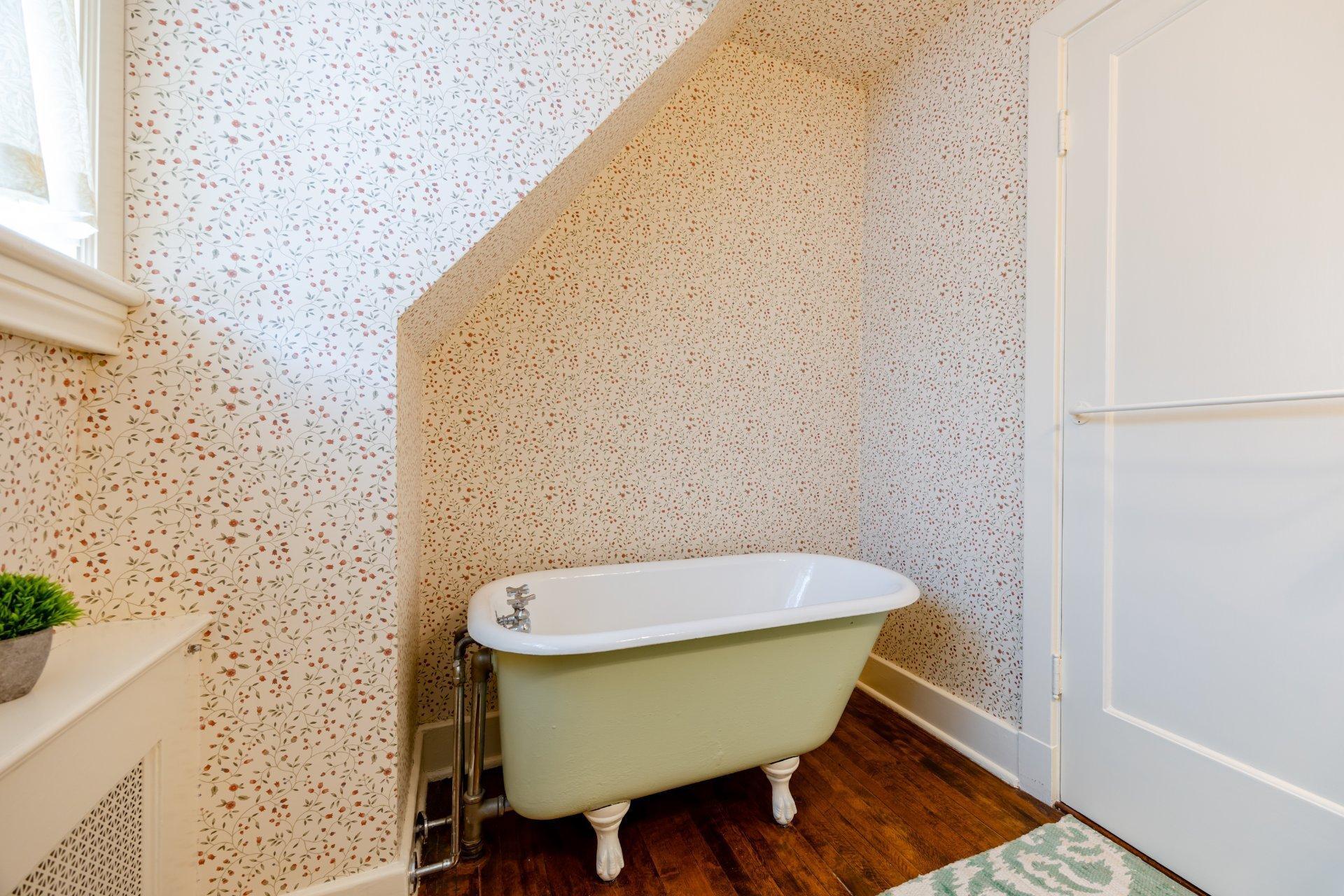 









3458


Av. Holton

,
Montréal (Ville-Marie),




QC
H3Y2G5


