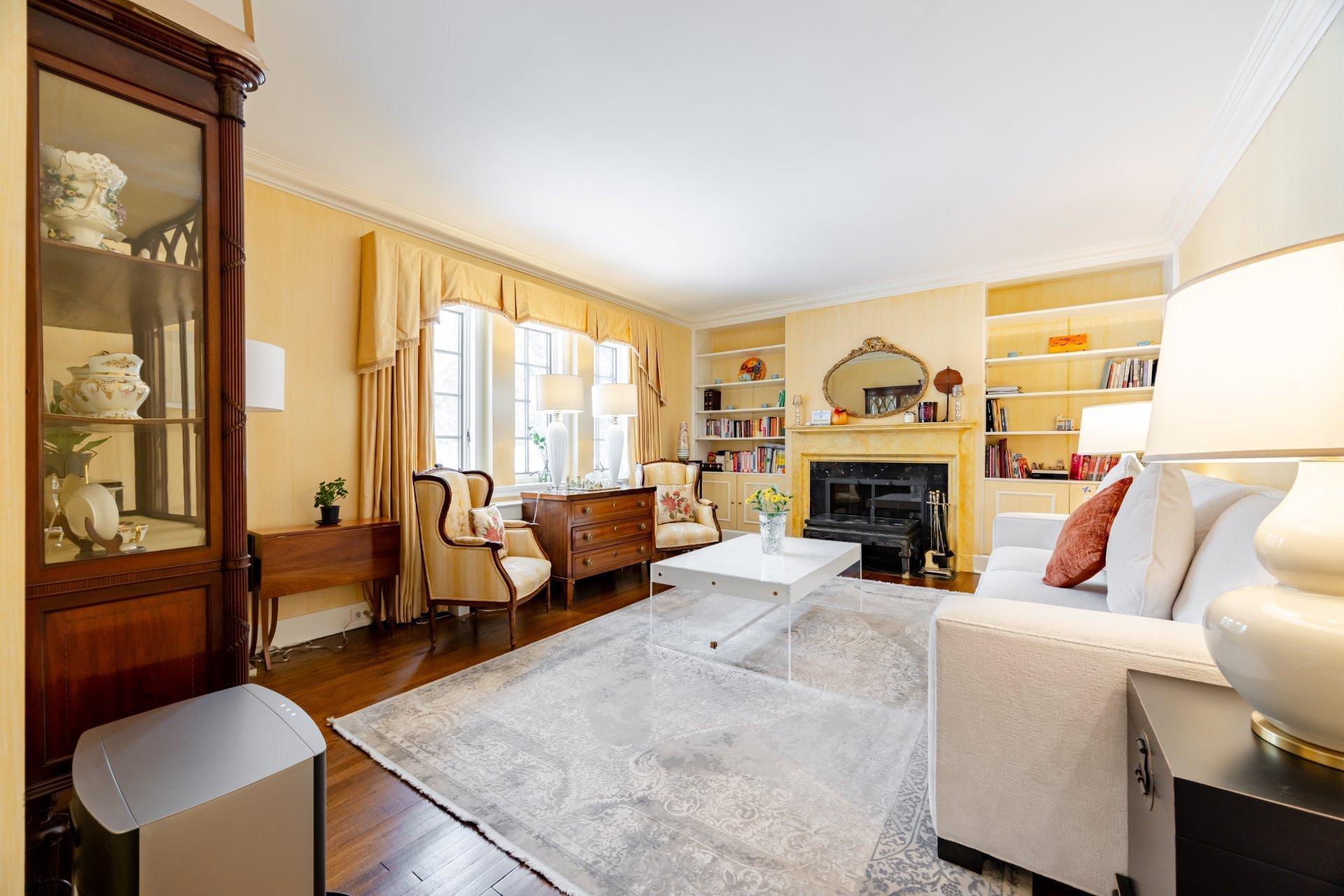 









3458


Av. Holton

,
Montréal (Ville-Marie),




QC
H3Y2G5

