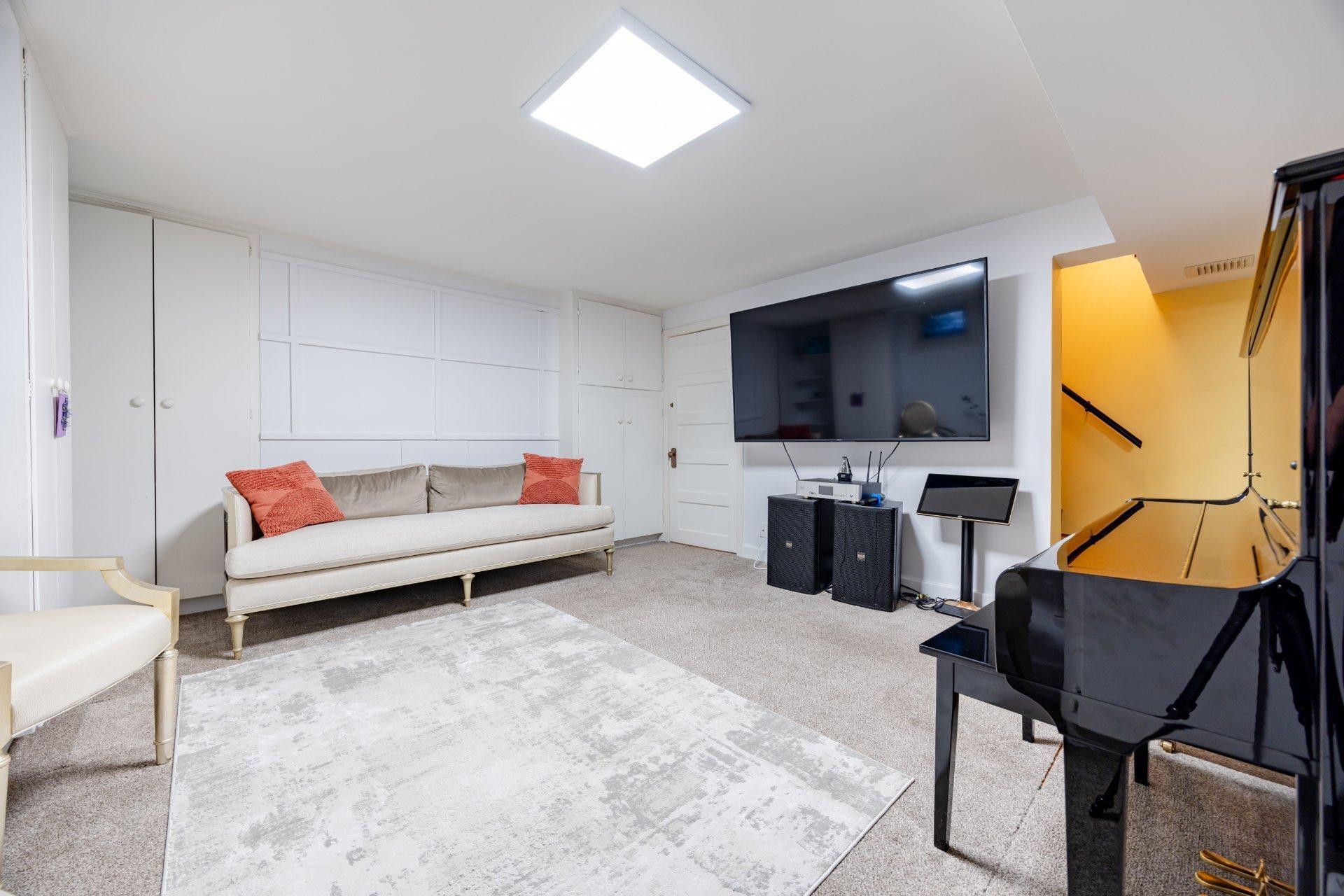 









3458


Av. Holton

,
Montréal (Ville-Marie),




QC
H3Y2G5

