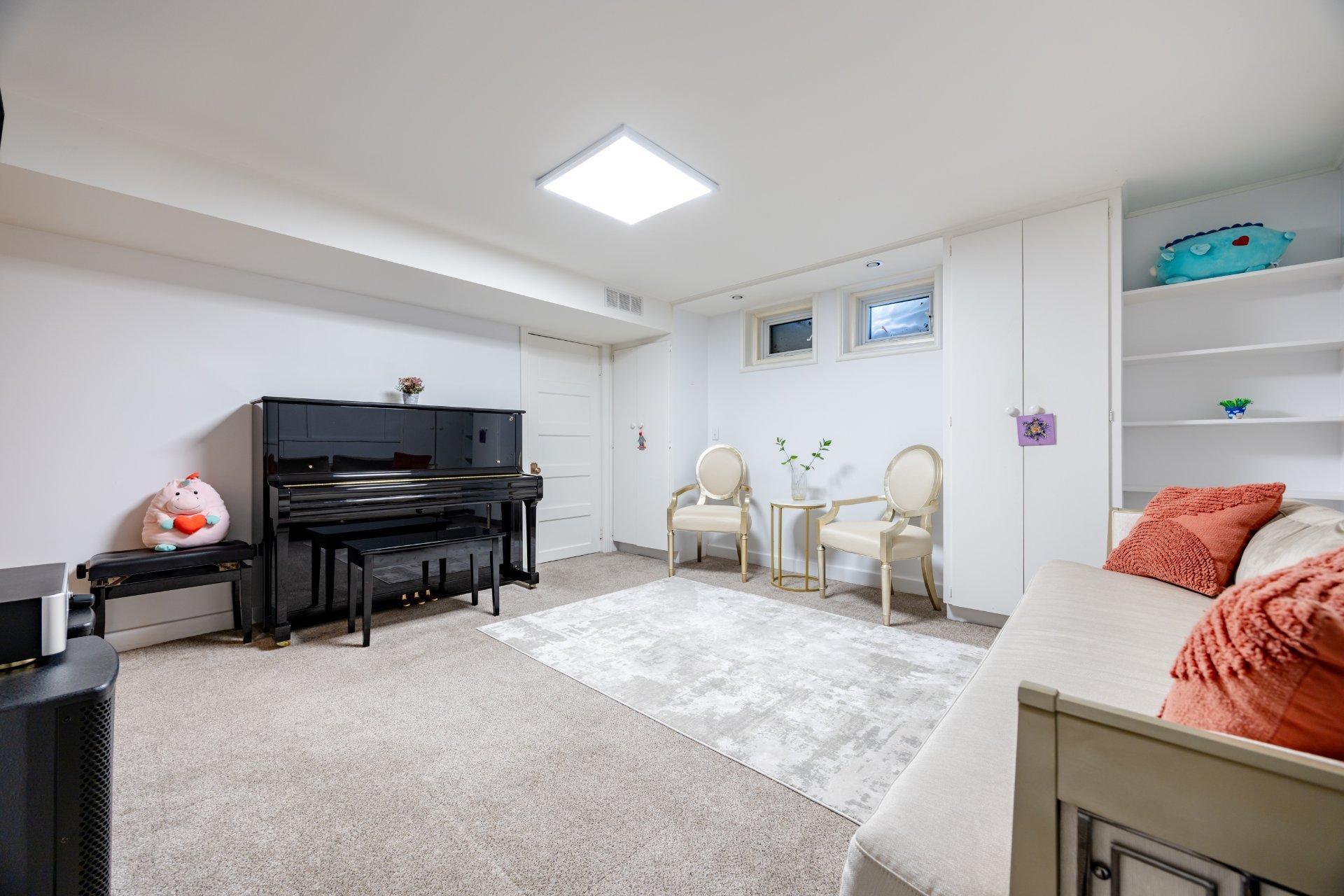 









3458


Av. Holton

,
Montréal (Ville-Marie),




QC
H3Y2G5

