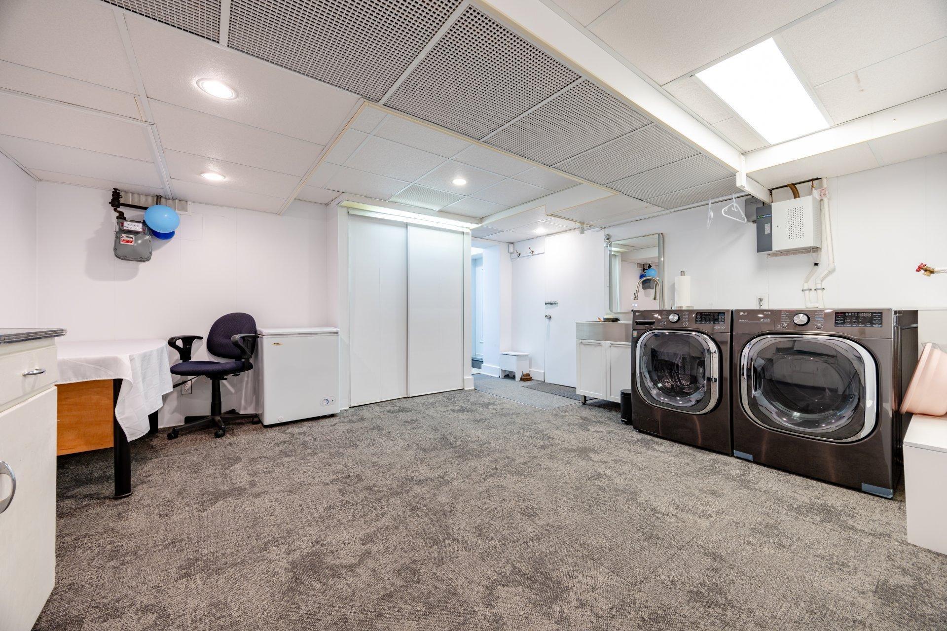 









3458


Av. Holton

,
Montréal (Ville-Marie),




QC
H3Y2G5

