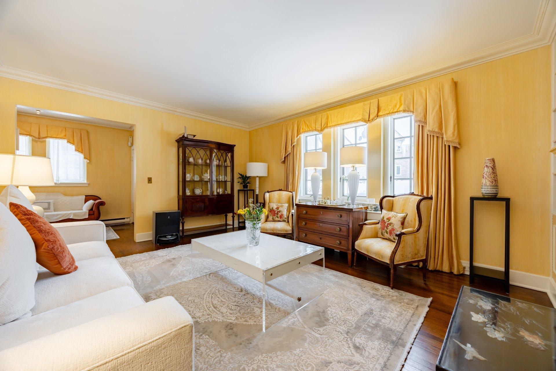 









3458


Av. Holton

,
Montréal (Ville-Marie),




QC
H3Y2G5

