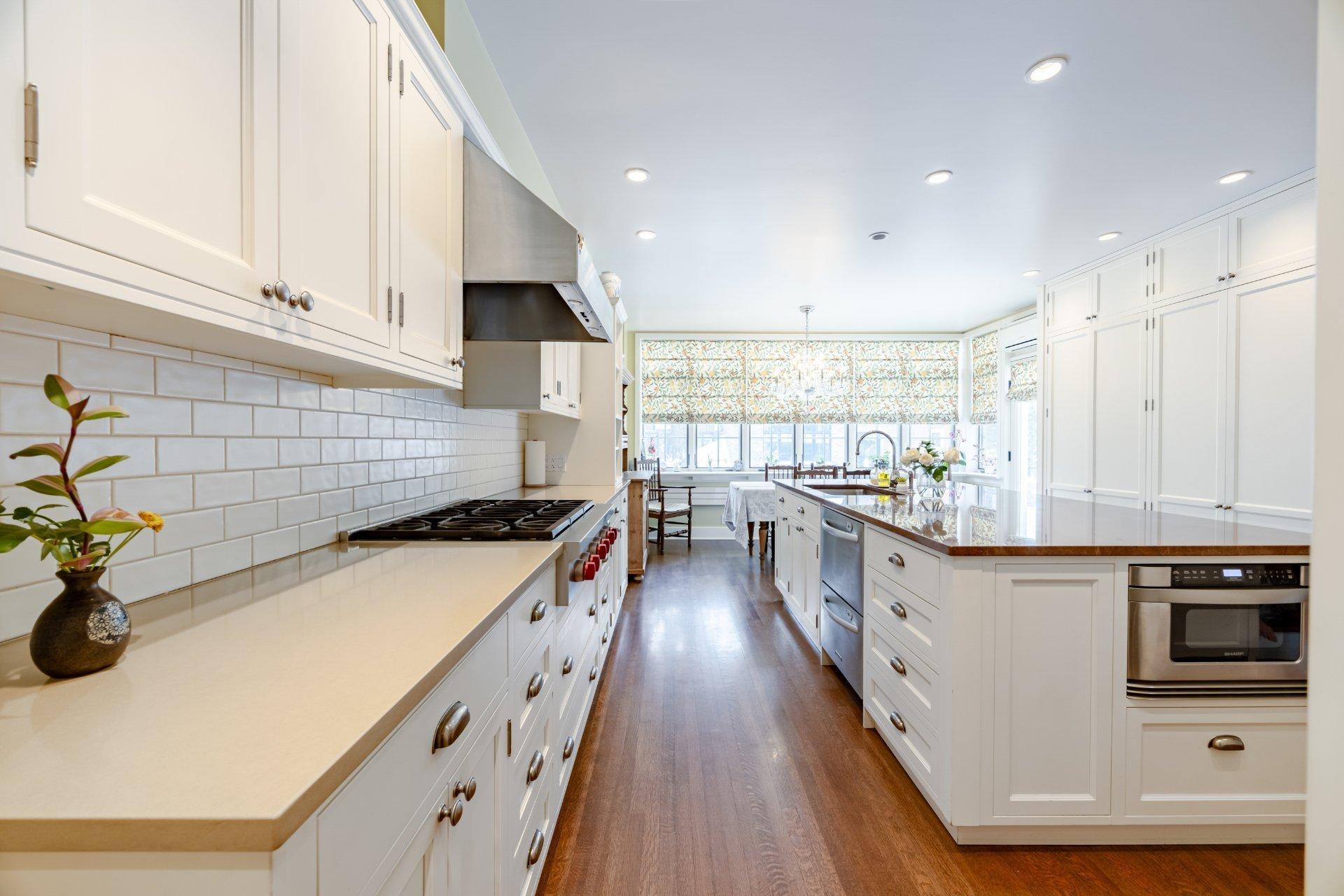 









3458


Av. Holton

,
Montréal (Ville-Marie),




QC
H3Y2G5

