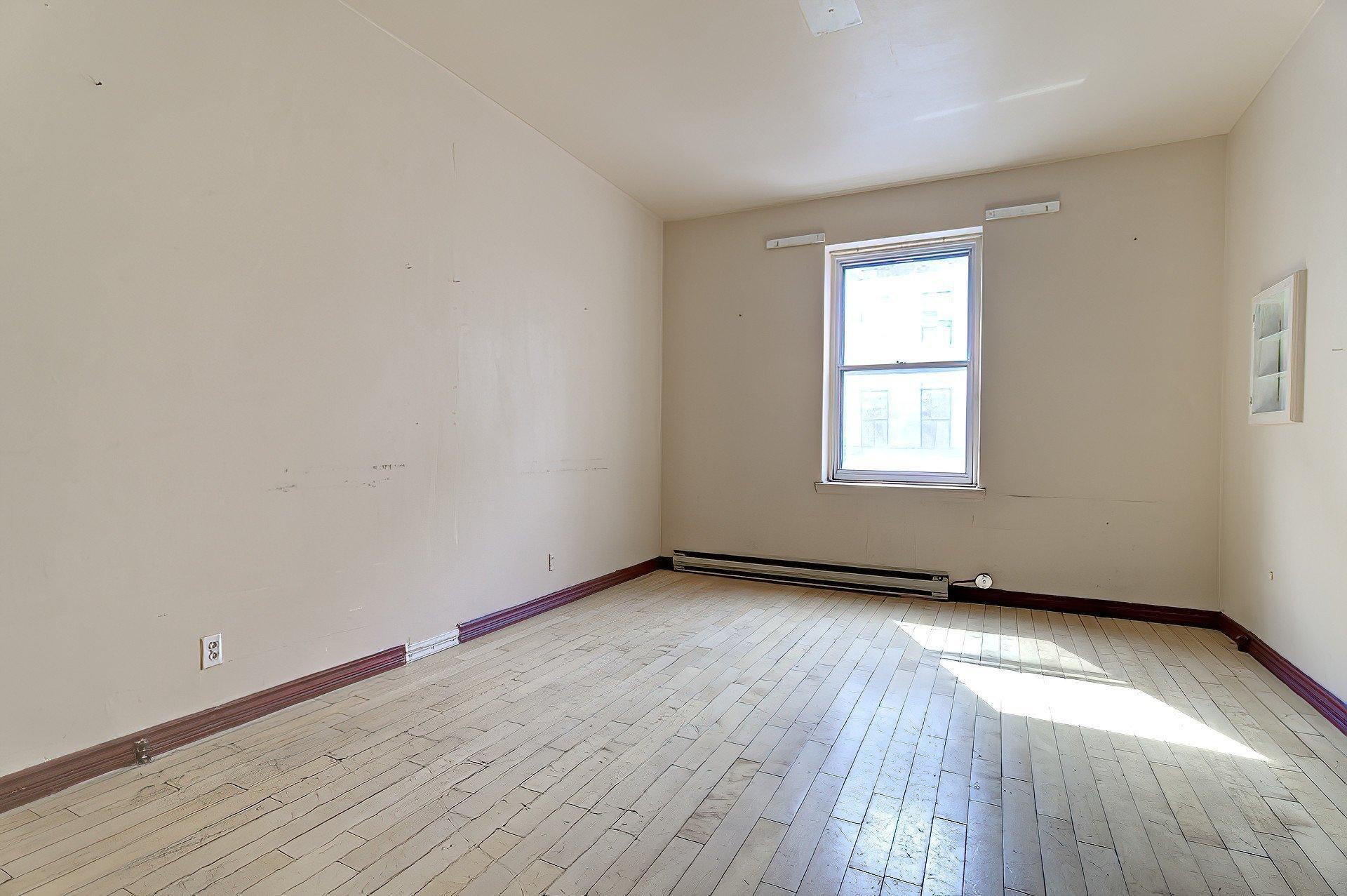 









1015


Boul. St-Laurent

,
Montréal (Ville-Marie),




QC
H2Z1J4

