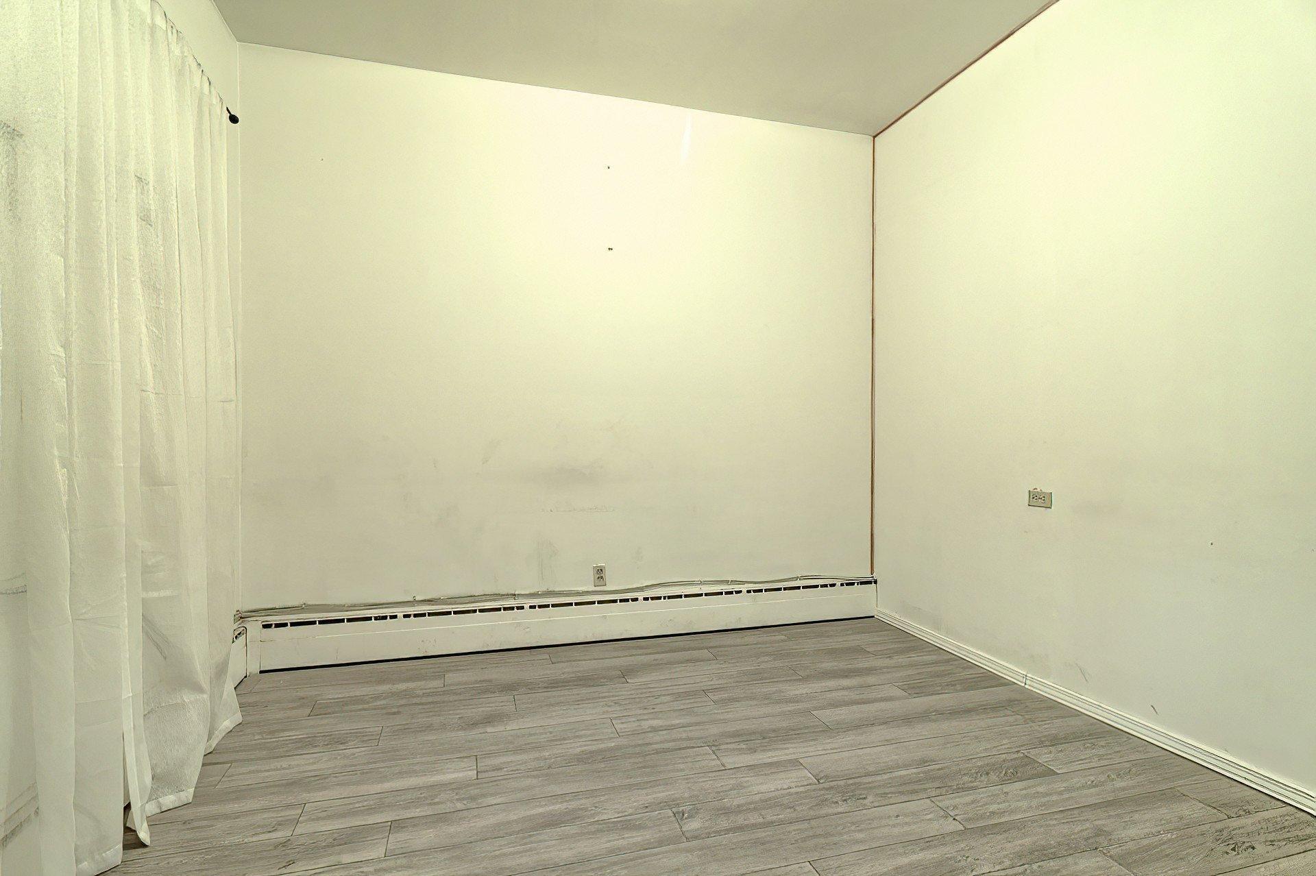 









1015


Boul. St-Laurent

,
Montréal (Ville-Marie),




QC
H2Z1J4

