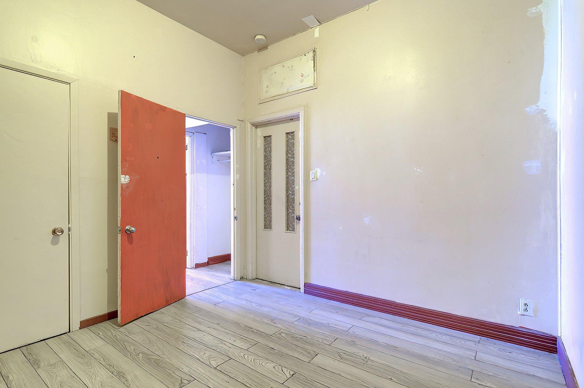 









1015


Boul. St-Laurent

,
Montréal (Ville-Marie),




QC
H2Z1J4

