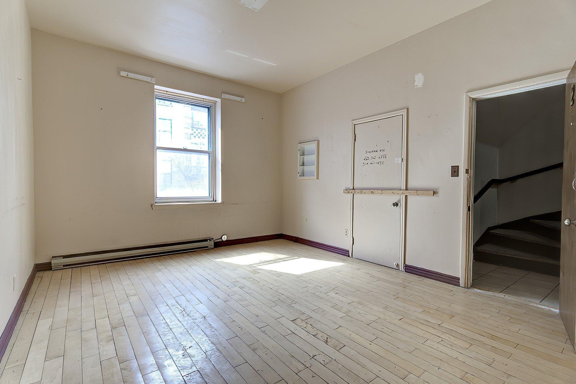 









1015


Boul. St-Laurent

,
Montréal (Ville-Marie),




QC
H2Z1J4

