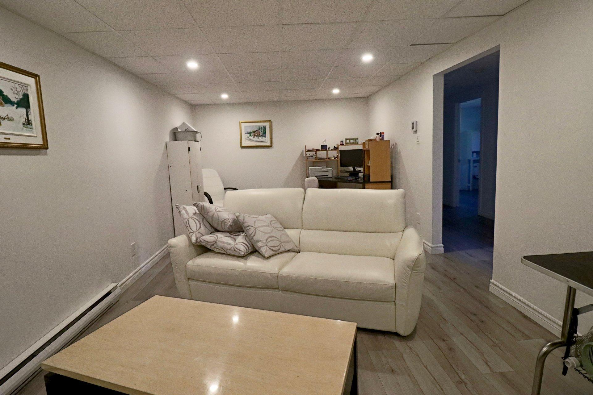 









820


17e Avenue

,
Shawinigan,




QC
G9T6C7

