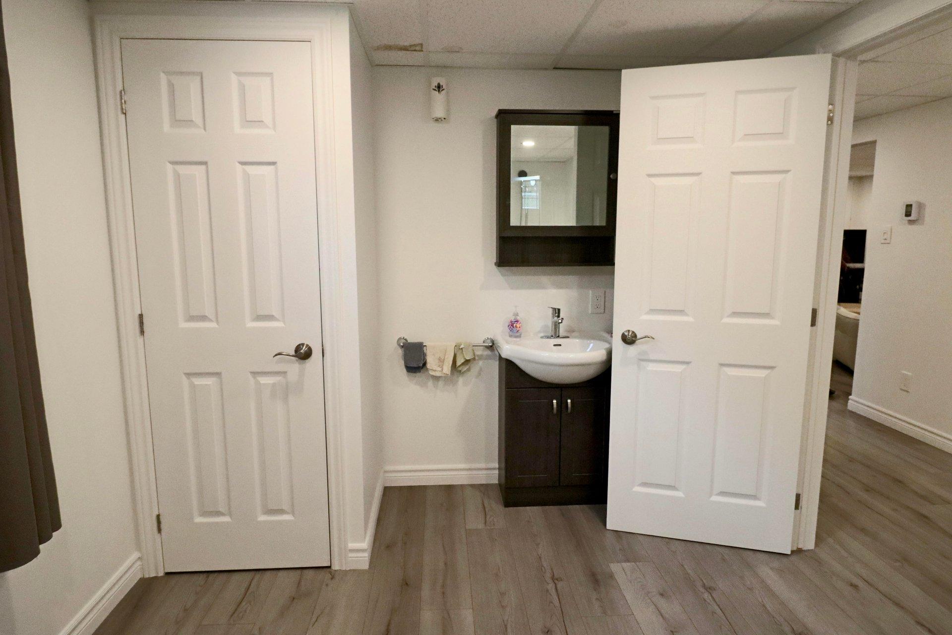 









820


17e Avenue

,
Shawinigan,




QC
G9T6C7

