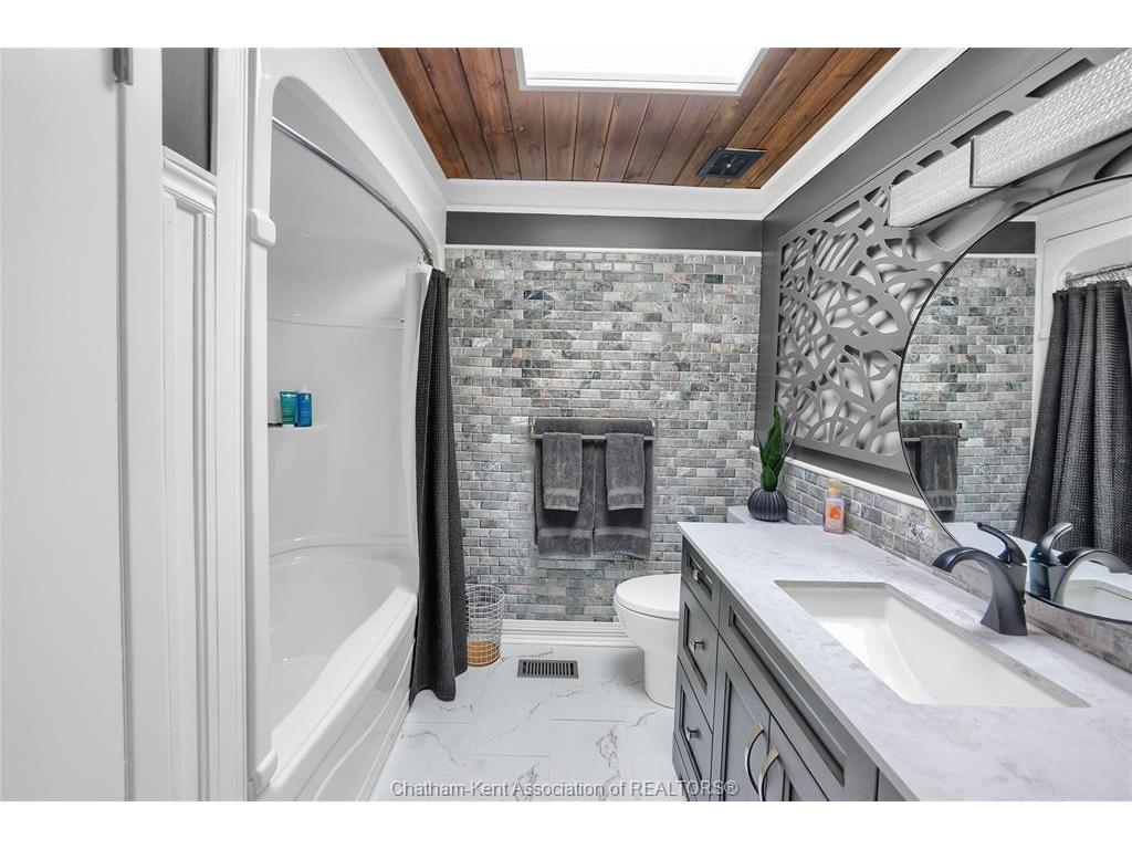 









38


Glenwood

Drive,
Chatham,




ON
N7M 5W8

