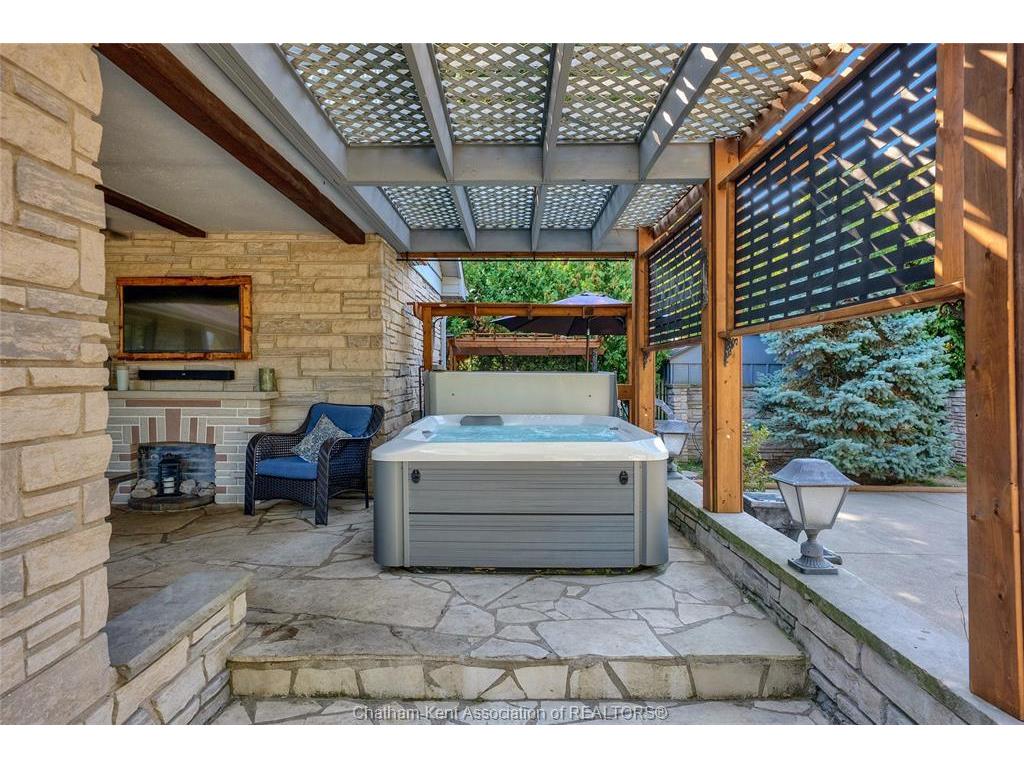 









38


Glenwood

Drive,
Chatham,




ON
N7M 5W8

