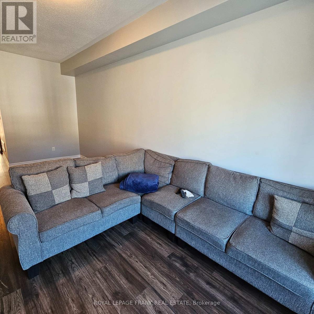 












41 MILSON CRESCENT

,
Essa (Angus),




Ontario
L0M1B4

