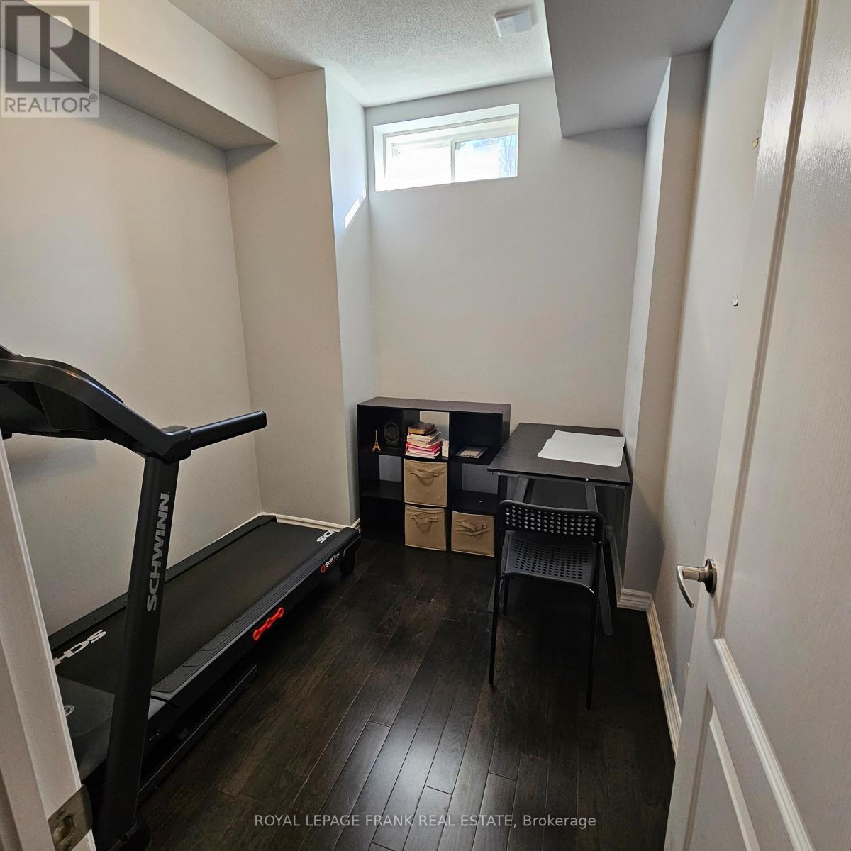 












41 MILSON CRESCENT

,
Essa (Angus),




Ontario
L0M1B4

