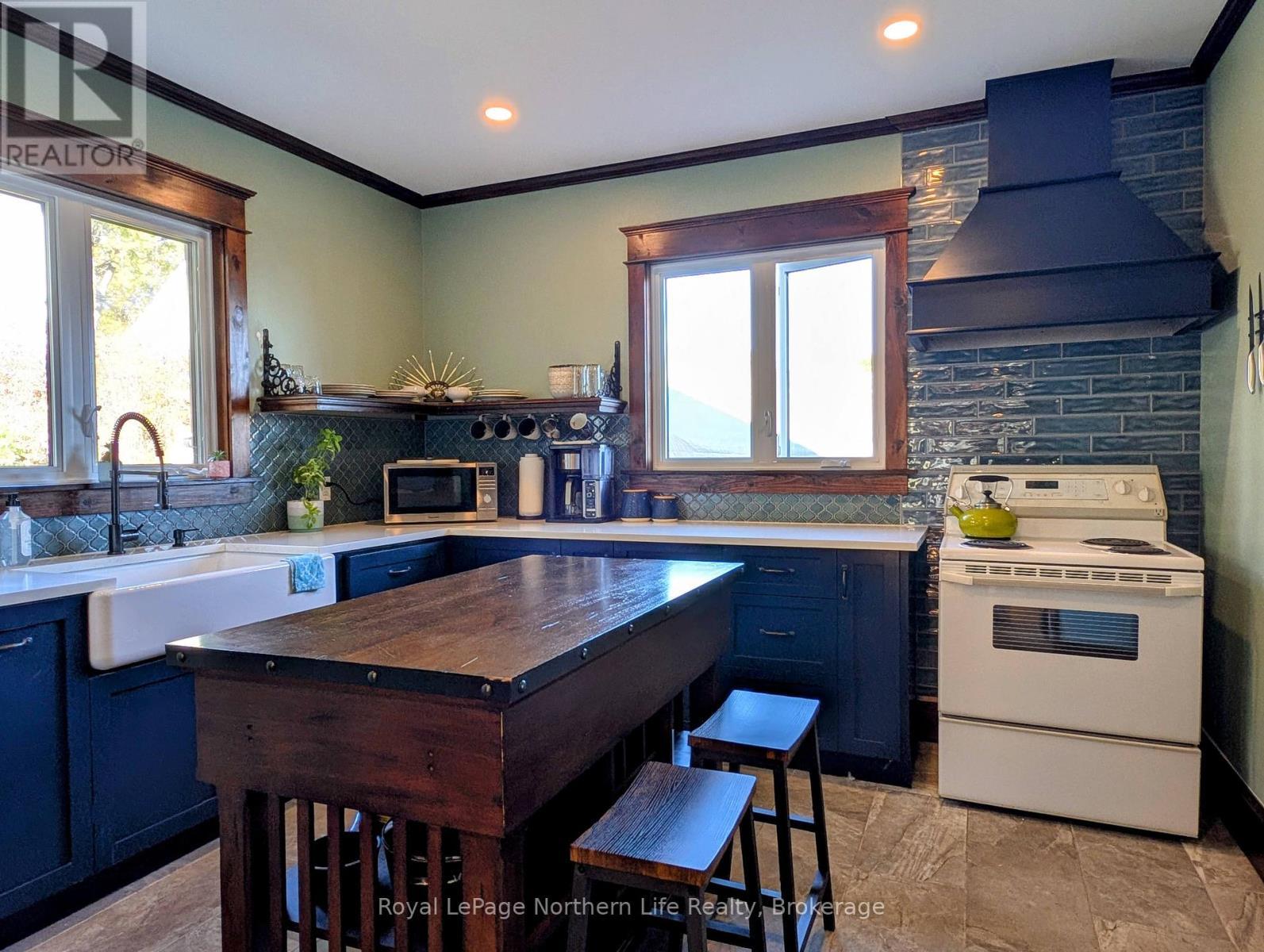 












702 RORKE AVENUE

,
Temiskaming Shores (Haileybury),




Ontario
P0J1K0

