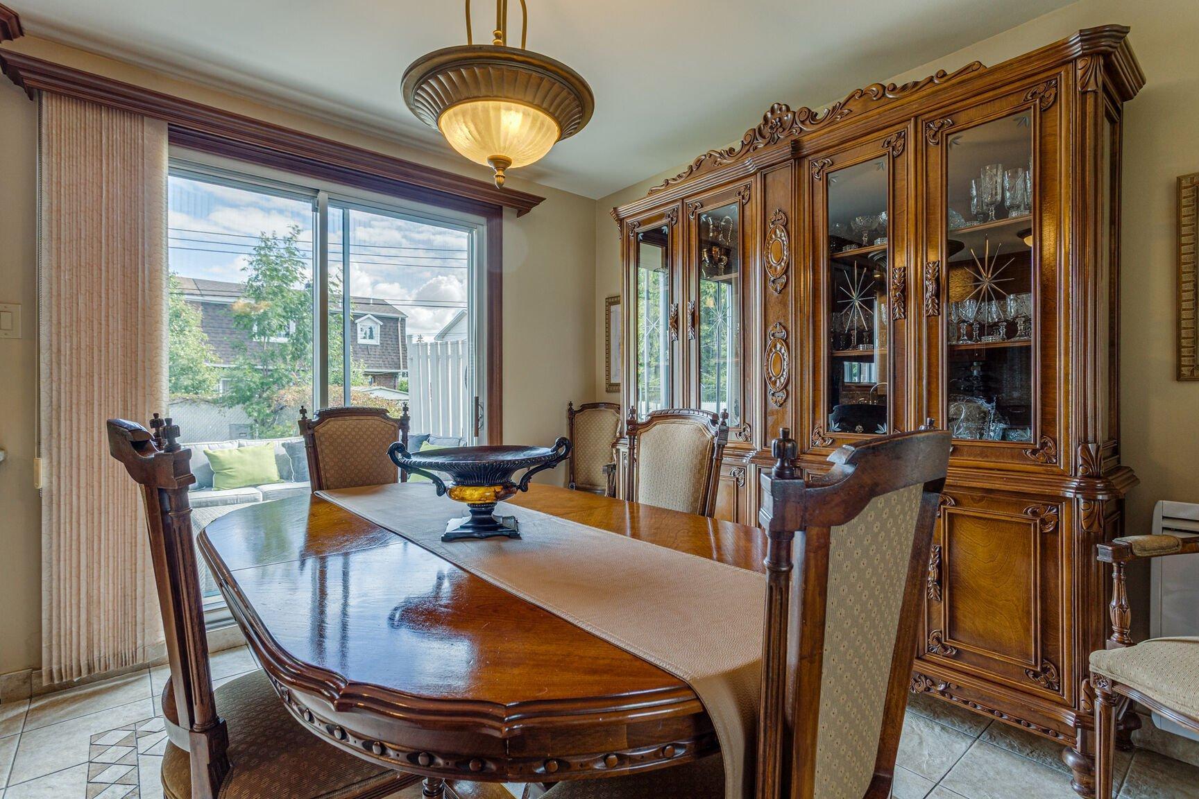 









9021


Av. Choppin

,
Montréal (Anjou),




QC
H1J2A2

