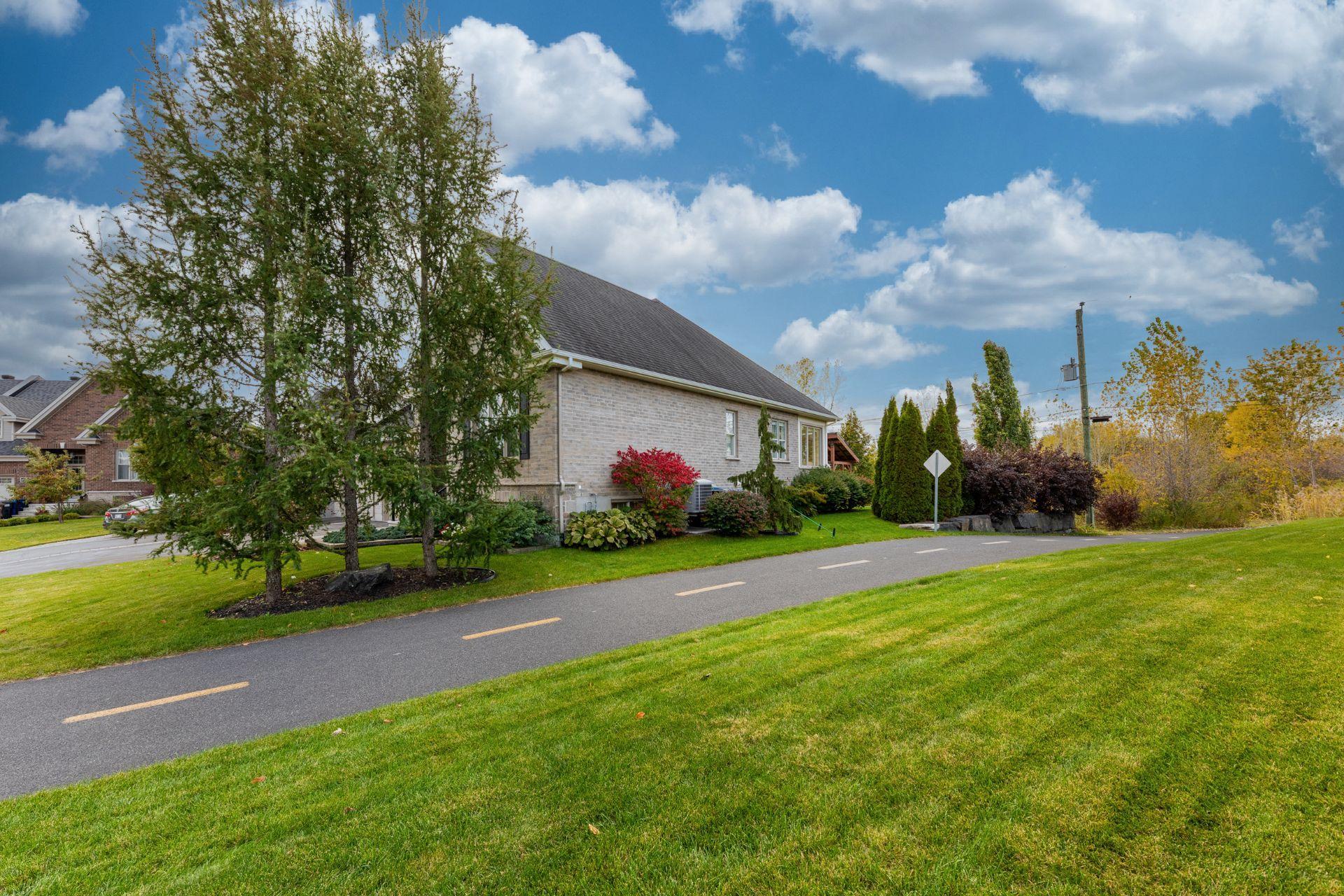 









4057


Rue des Bolets

,
Saint-Bruno-de-Montarville,




QC
J3V0C9

