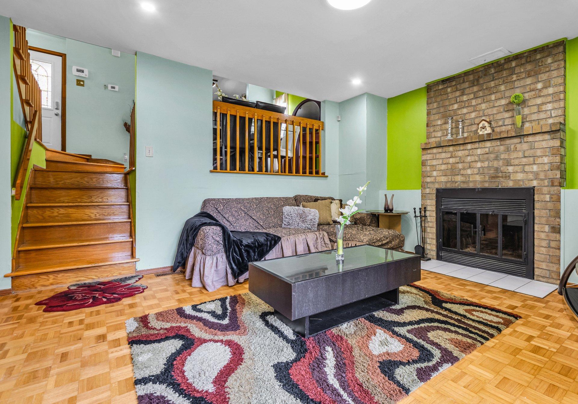 









17711


Rue Antoine-Faucon

,
Montréal (Pierrefonds-Roxboro),




QC
H9J3N2

