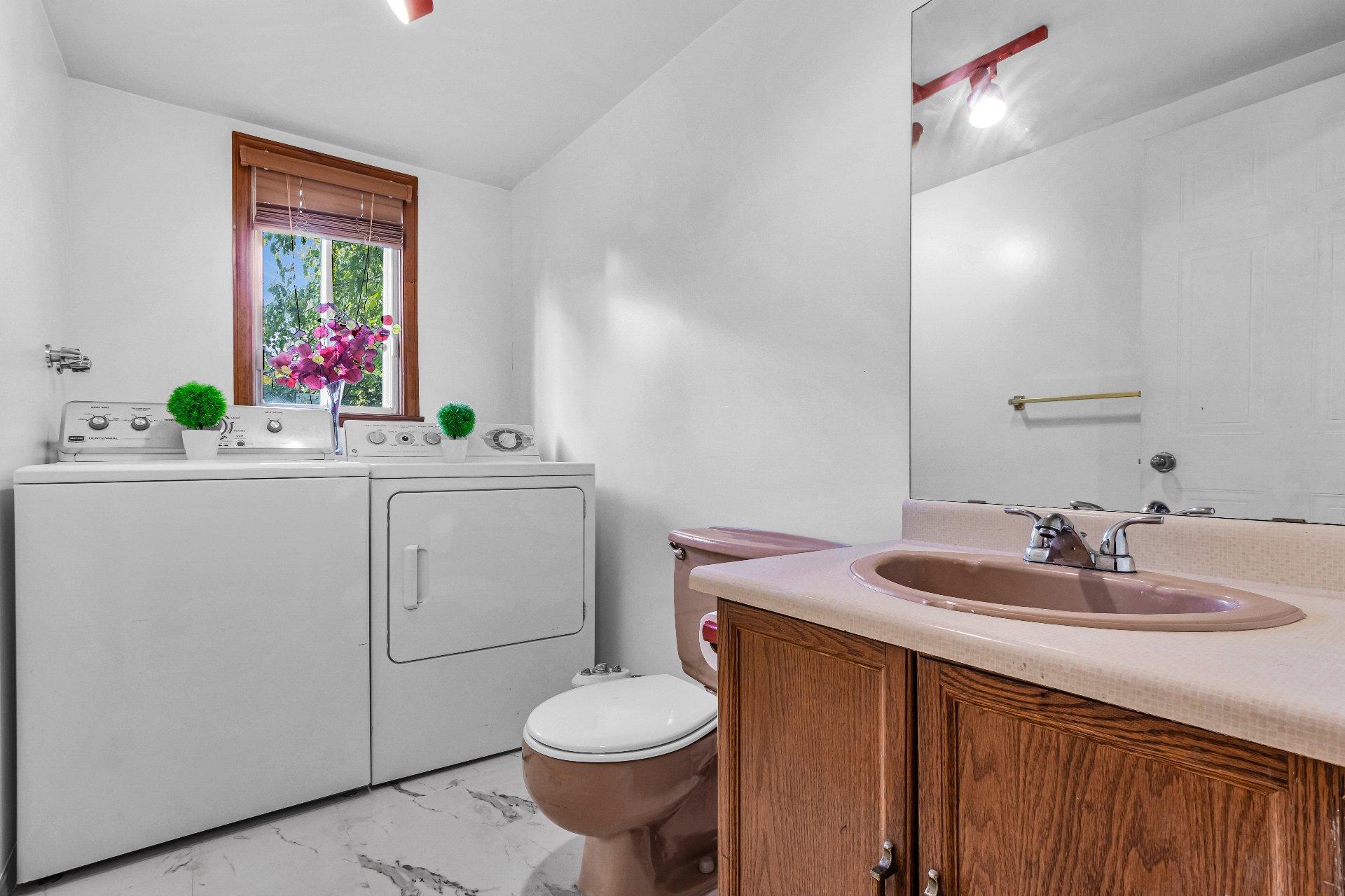 









17711


Rue Antoine-Faucon

,
Montréal (Pierrefonds-Roxboro),




QC
H9J3N2

