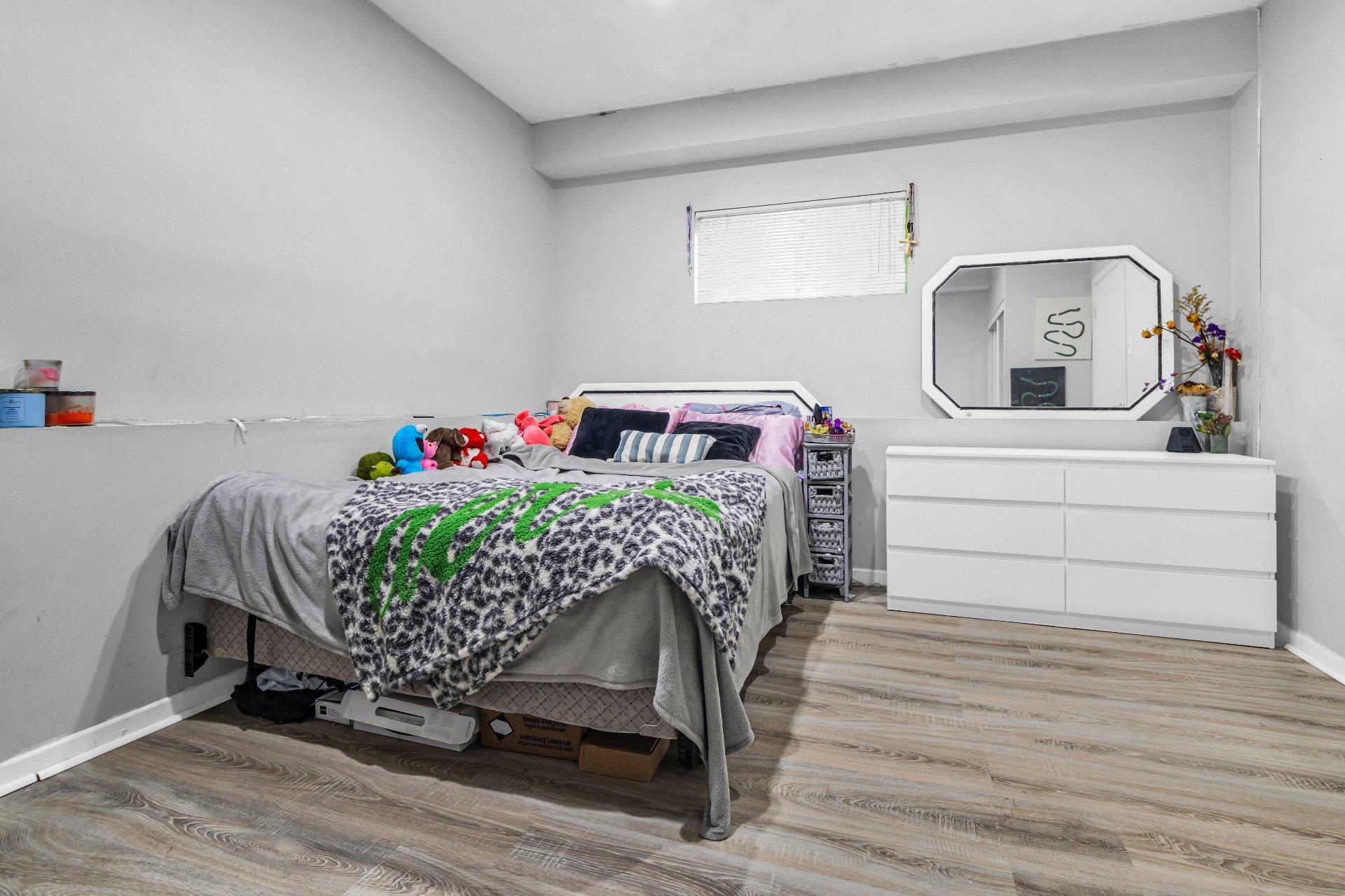 









17711


Rue Antoine-Faucon

,
Montréal (Pierrefonds-Roxboro),




QC
H9J3N2

