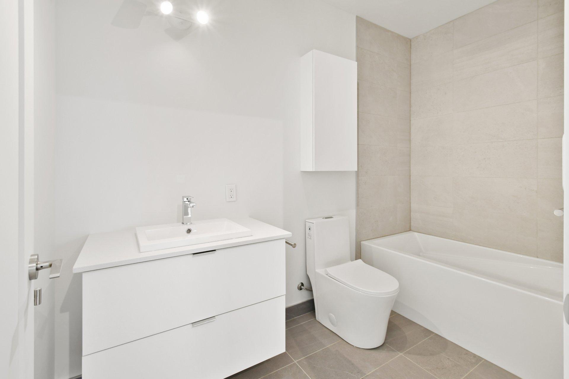 









2121


Av. Papineau

, 211,
Montréal (Ville-Marie),




QC
H2K4J5

